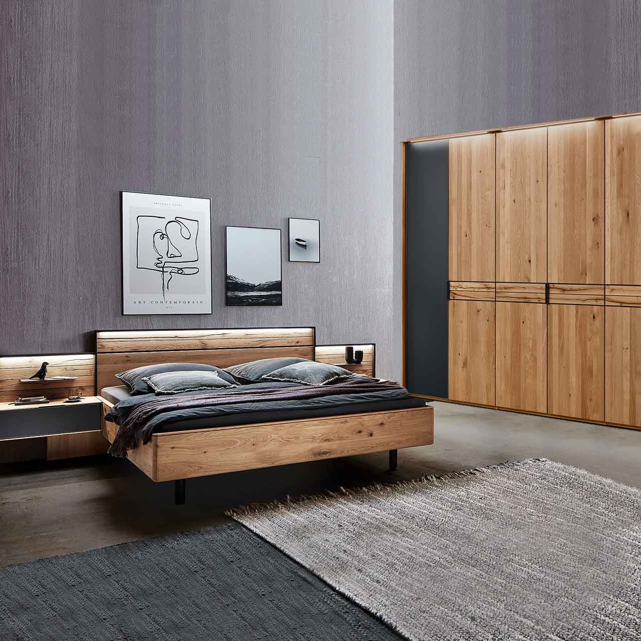 , Doppelbett, zwei Konsolen und WSM 4300 Wildeiche Schlafzimmer, Doppelbett, zwei Konsolen und Paneelaufsatz, Kombiniert mit einem 6 türigen Drehtürenschrank mit Balkeneiche Banderole, außer die äußeren Türen.