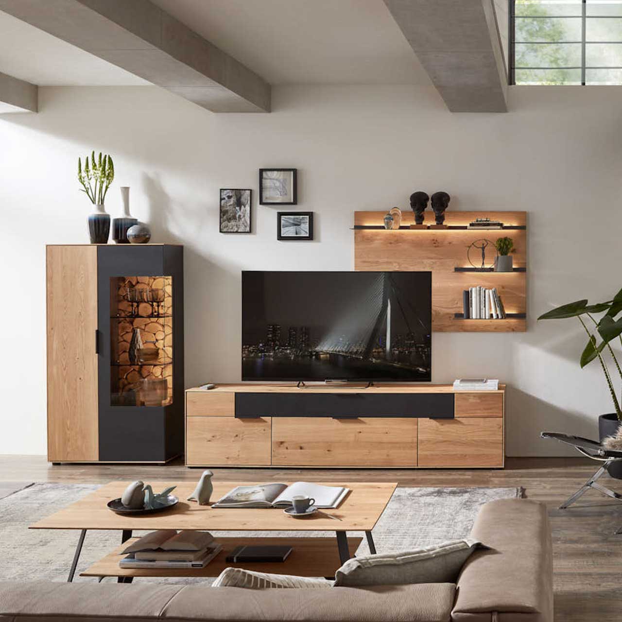 WM-2140-Kombi-0006 WM 2140 - 3-teilige Wohnwand Type 0006 Wildeiche und Kaminholz Akzent, bestehend aus einem Lowboard, einem Highboard und ein Wandpaneel.