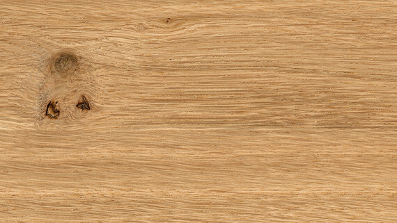 Massivholz_Wildeiche Holz-Kachel in Wildeiche mit lebendiger Maserung, sichtbare Holzstruktur mit feinen Rissen, Oberfläche in warmem Naturton.