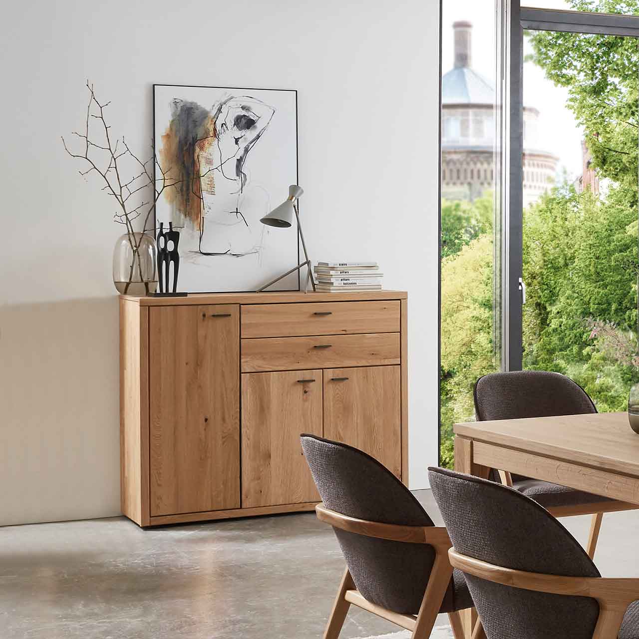 WM 2250 - Highboard 3243 WM 2250 - Highboard 3243 in Wildeiche, eine große Holztür links und zwei Schubkästen und zwei Holztüren unter den Schubkästen.
