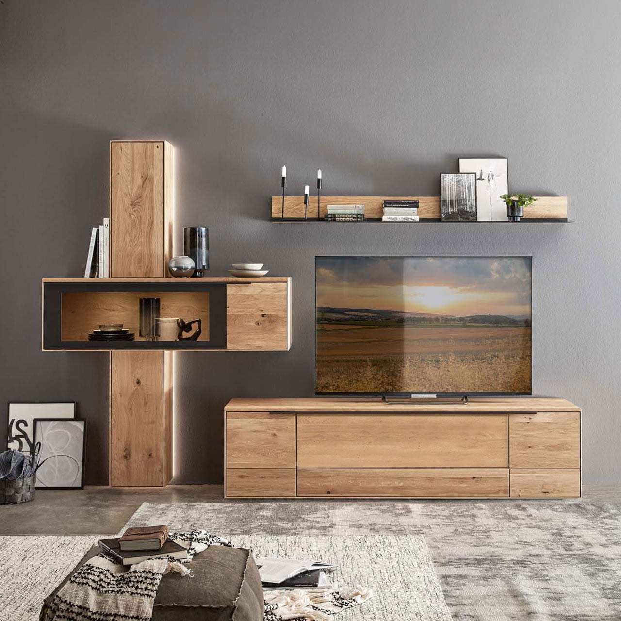 Wohnzimmer Type 0112G, aus einem Hängeelement als Zweiteiler ein oberes und ein unteres Element mit Holztüren, kombiniert mit einer querliegende Hängevitrine und einem Lowboard in Wildeiche und Hirnholz Akzent.
