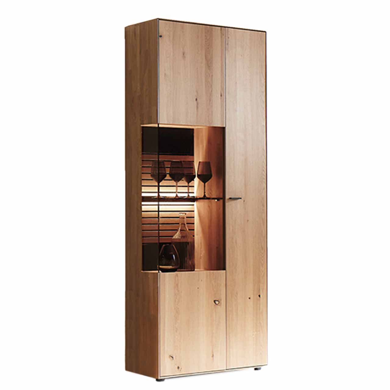 WM2320-Zeilenschrank-6743-Wildeiche-spiegelseitig WM 2320 - Zeilenschrank 6744 in Wildeiche, mit Vitrinenfach, Rückwand in Lamellen und schwarzem Mattglas Akzent.