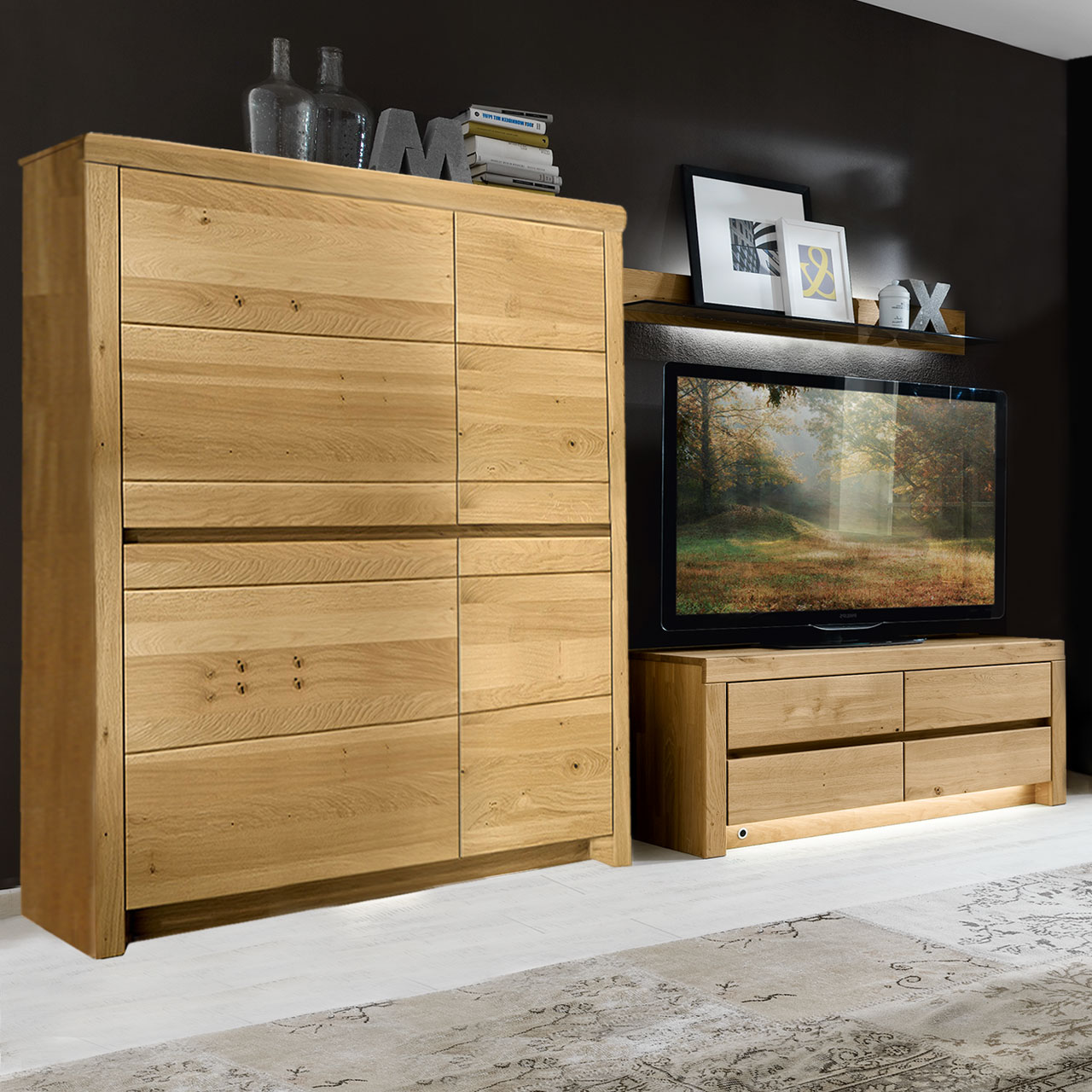 Soleo-3000-Zeilenschrank-4153-ambiente-Wildeiche SOLEO 3000 Zeilenschrank Type 4153 in massiver Wildeiche, mit zwei breitenHolztüren und zwei schalen Türen. Hinter den Türen sind 6 Einlegeböden inklusive, als Ambiente Bild.