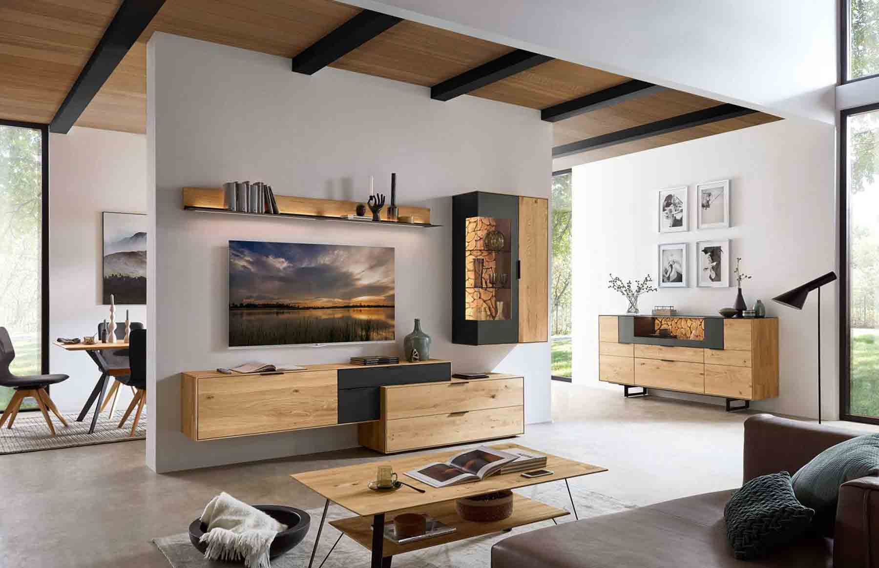 Wohnzimmer  WM 2140 Hier werden Sie zur WM 2140 Kategorie weitergeleitet. Kachel zeigt Wohnkombination, sie besteht aus einem Lowboard mit Aufsatzlowboard, Wandboard, Hängevitrine und eine Sideboard auf Metall Kufen.