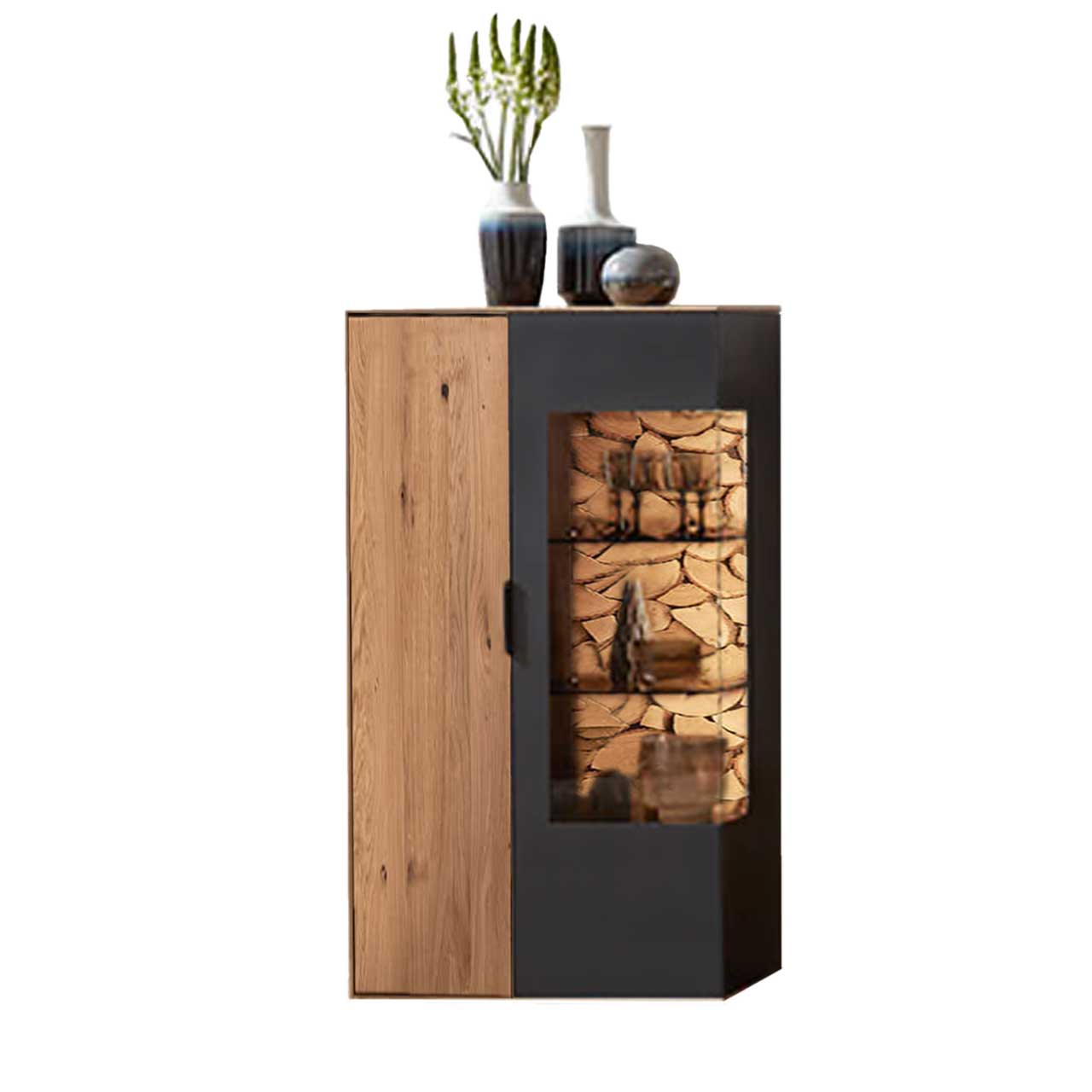 WM-2140-Highboard-4843-FREISTELLER WM 2140 - Highboard 4843, mit Vitrinenbereich schwarz lackiert, Vitrinen Ausschnitt mit Spaltholz Akzent in der Rückwand. links daneben in Wildeiche ein Stauelement mit Holz Tür.