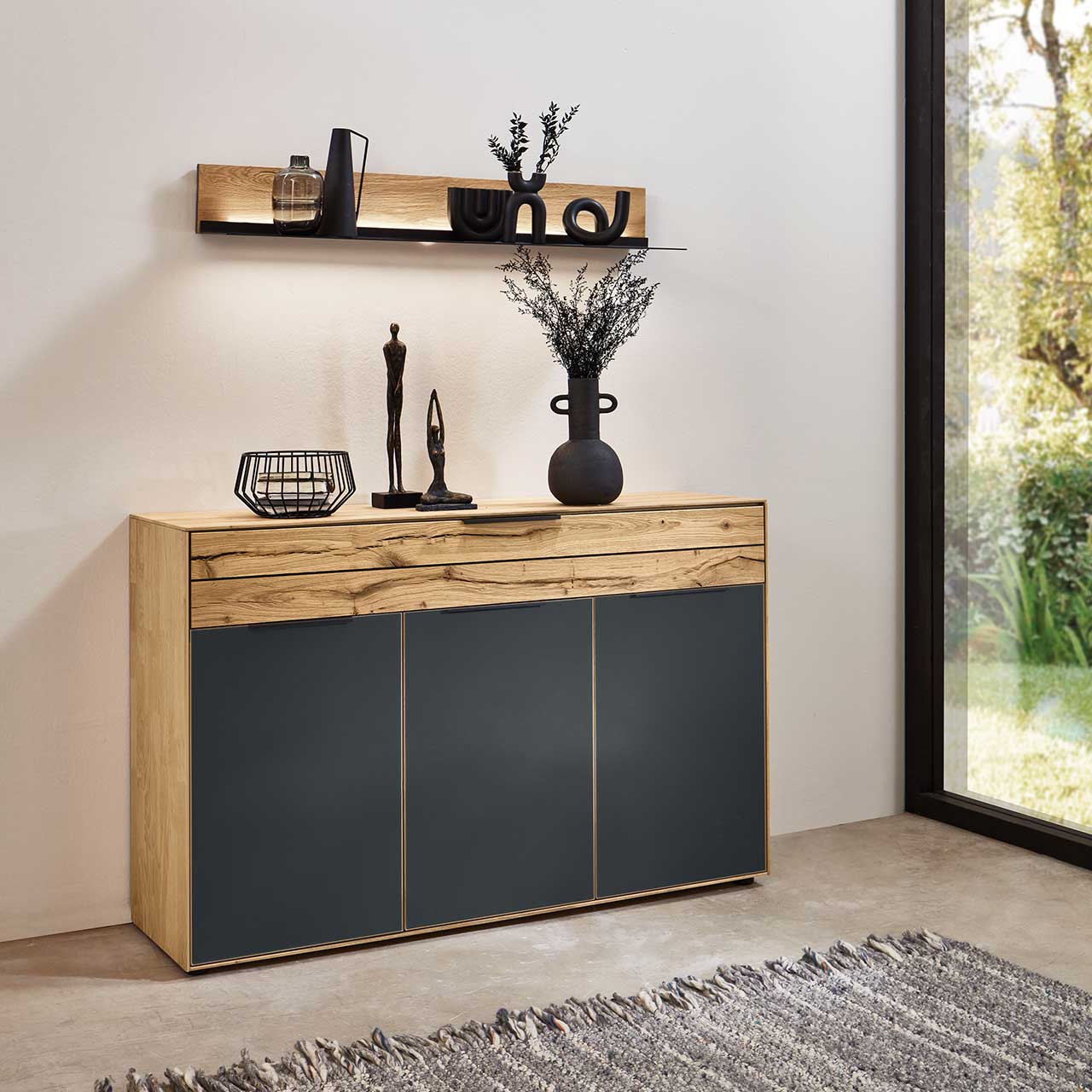 WSM 4300 Sideboard in Wildeiche massiv und Fronten in Mattglas und Balkeneiche Akzent in verschiedenen breiten und Aufteilungen.