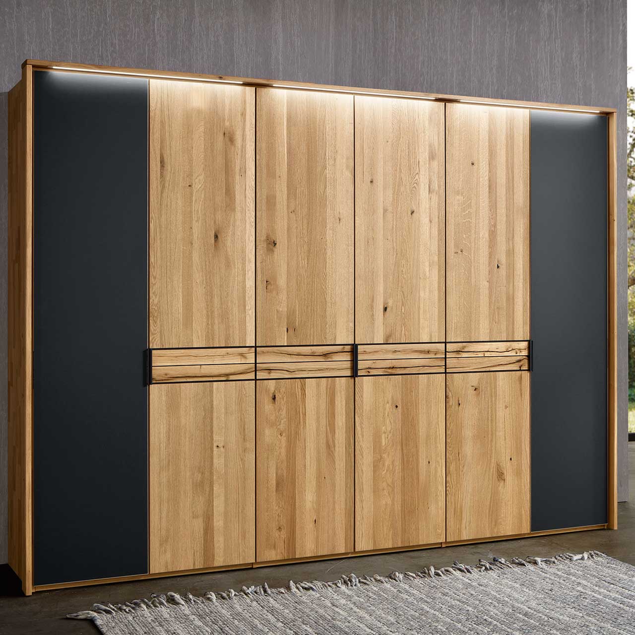 WSM 4300 Wildeiche Drehtürenschrank mit Balkeneiche Banderole, außer die äußeren Türen.