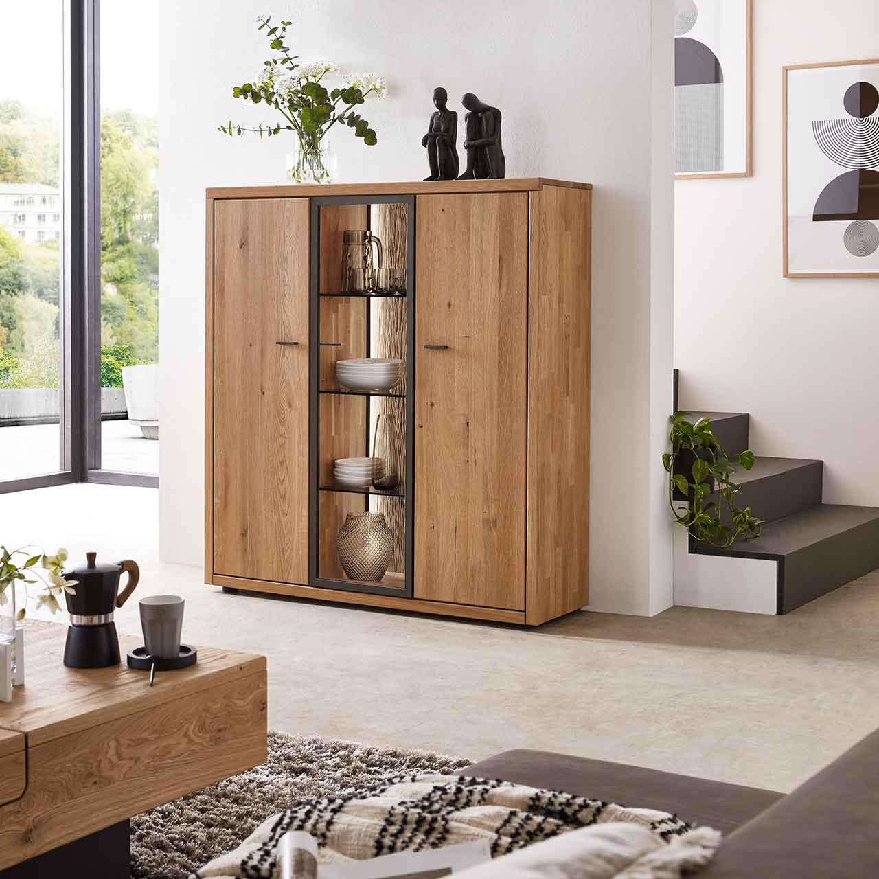 WM 2250 - Highboard 4240 WM 2250 - Highboard 4240 in Wildeiche, mit Holztür recht und links, mittig eine Vitrinentür.