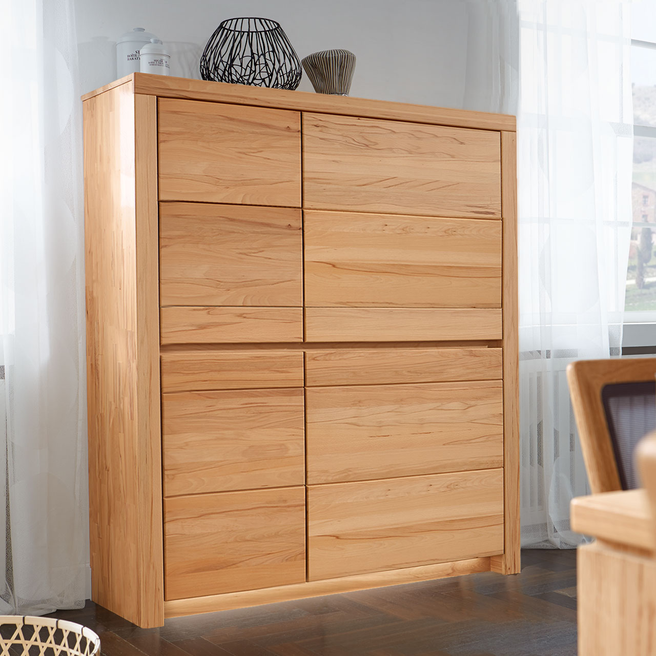 Soleo-3000-Zeilenschrank-4154-ambiente-Kernbuche SOLEO 3000 Zeilenschrank Type 4154 in massiver Kernbuche, mit zwei breiten Holztüren und zwei schalen Türen. Hinter den Türen sind 6 Einlegeböden inklusive, als Ambiente Bild.