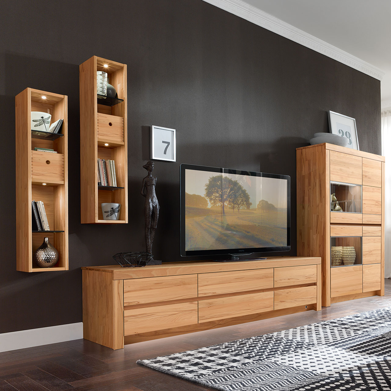 Soleo 3000 HÄNGEREGAL Type 3332 KERNBUCHE SOLEO 3000 schmales Hängeregal Type 3332 mit vier Ablagen in Kernbuche, optional mit kleinen Holzschubkästen und eine LED Ambiente Beleuchtung. Kombiniert in einer Wohnwand.