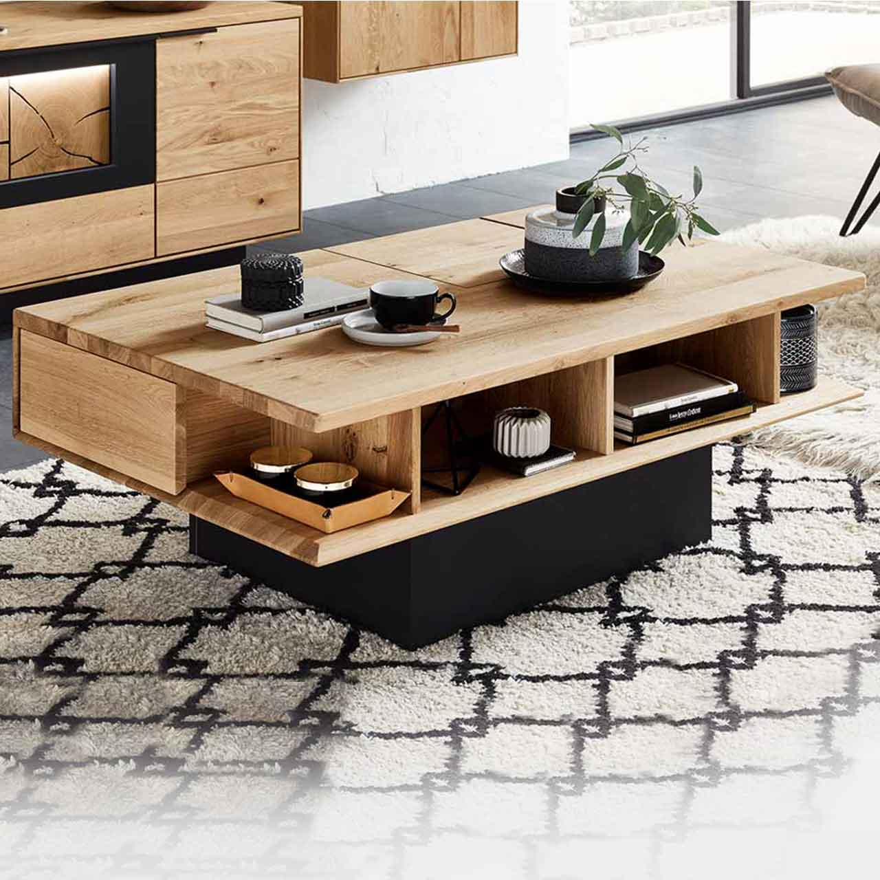 WM 2250 - Säulencouchtisch WM 2250 - Säulencouchtisch, Säule in Schwarz und als Tisch in rechteckiger Form in Wildeiche, mit extravaganten Highlights, wie eine Medienklappe, versteckter Schublade.