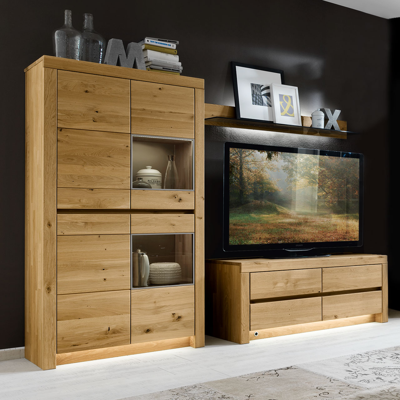 Soleo-3000-Zeilenschrank-4903-ambiente-Wildeiche SOLEO 3000 Zeilenschrank Type 4903 in massiver Wildeiche, mit zwei Holztüren und zwei Türen mit Vitrinenfach untereinander angeordnet, als Ambiente Bild.