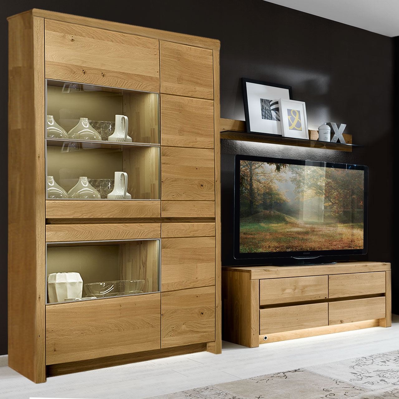 Soleo-3000-Zeilenschrank-5103-ambiente-wildeiche SOLEO 3000 Zeilenschrank Type 5103 in massiver Wildeiche, mit zwei Holztüren und zwei Türen mit Vitrinenfach untereinander angeordnet, als Ambiente Bild.