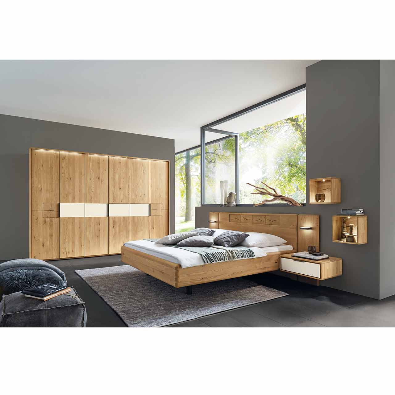 WSM 1600 Schlafzimmer Schlafzimmer in Wildeiche mit Hirnholz und Lack Akzenten, Doppelbett mit Konsolen und 6-türigen Drehtürenschrank.
