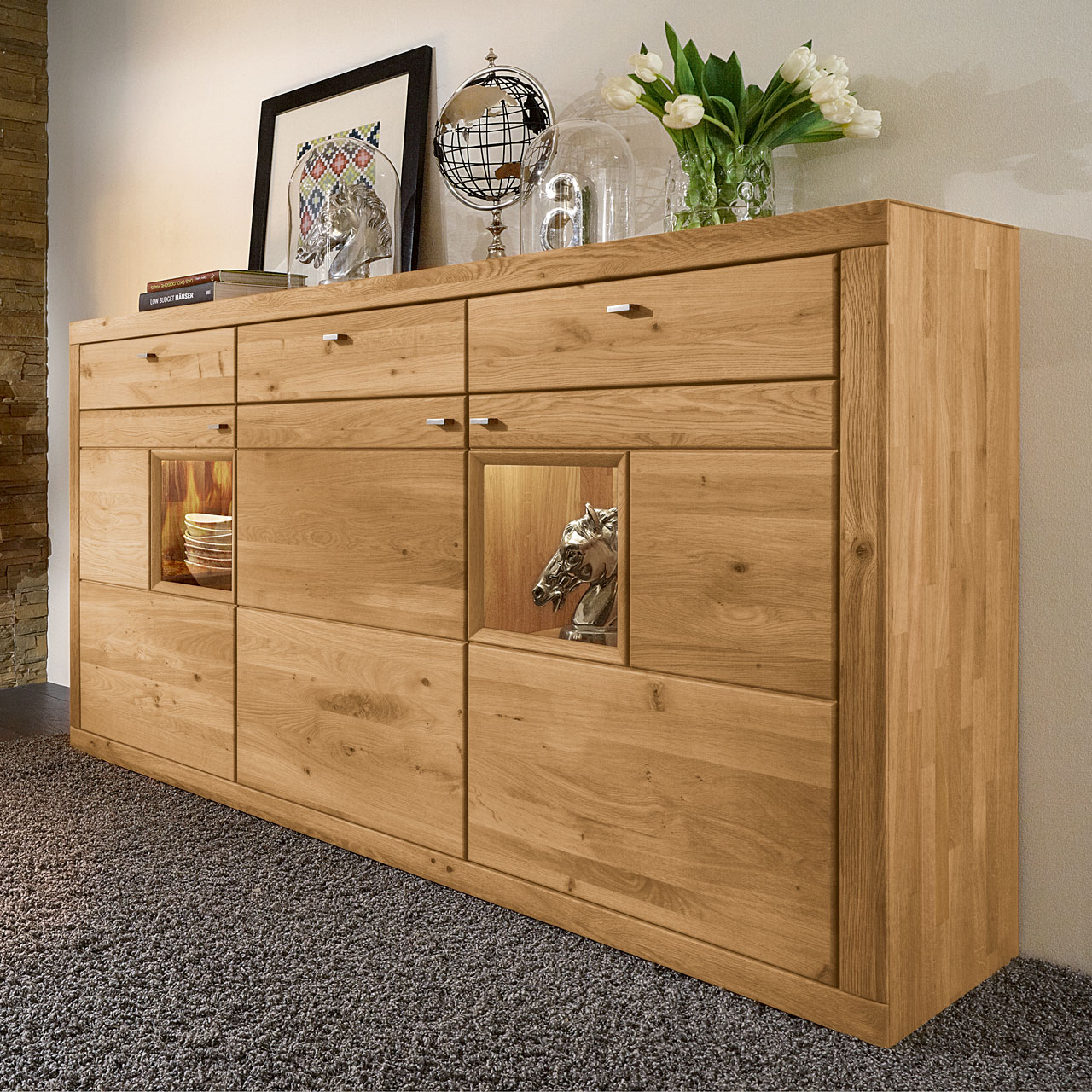 WM-aurum-highboard-2841-2 WM Aurum Higboard Type 2841 in Wildeiche und zwei kleinen Vitrinen rechts und links.