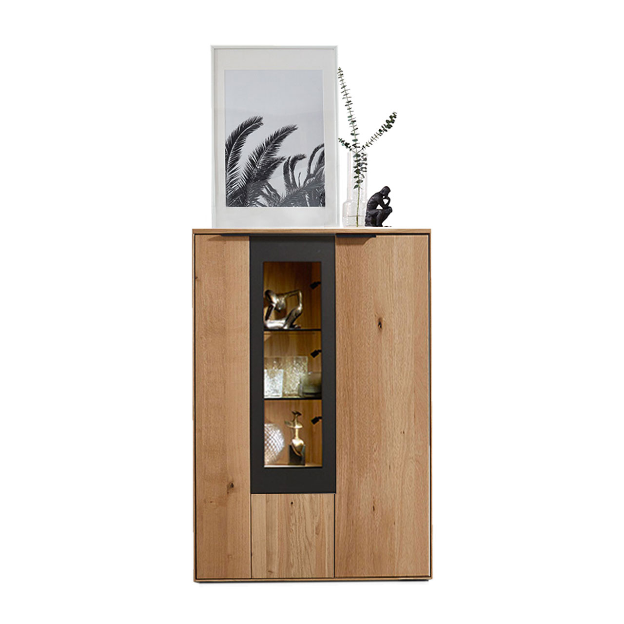 Modernes Highboard aus Wildeiche mit linkem Vitrinenfach abgesetzt mit carbonfarbigen Metallrahmen.