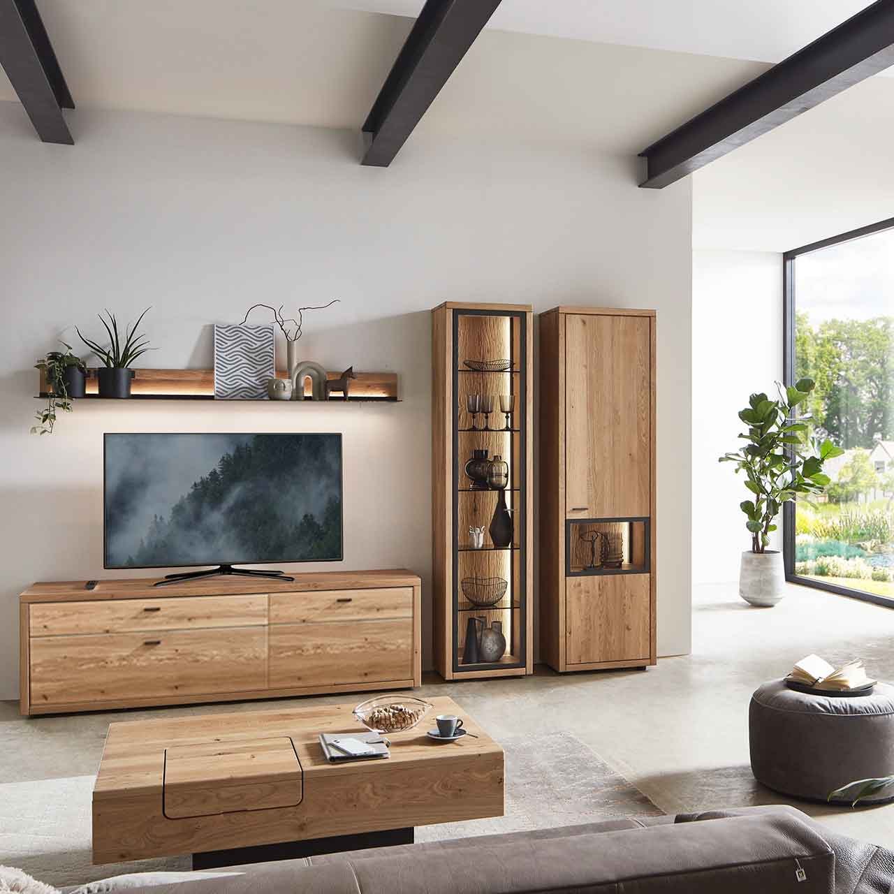 WM 2250 - Wohnwand Ambiente Bild, WM 2250 - Wohnwand Ambiente Bild, bestehend aus einem Lowboard, 1 Vitrine und Zeilenschrank mit Glaseinsatz, passen dazu ein Wandboard und ein Wildeiche Couchtisch.