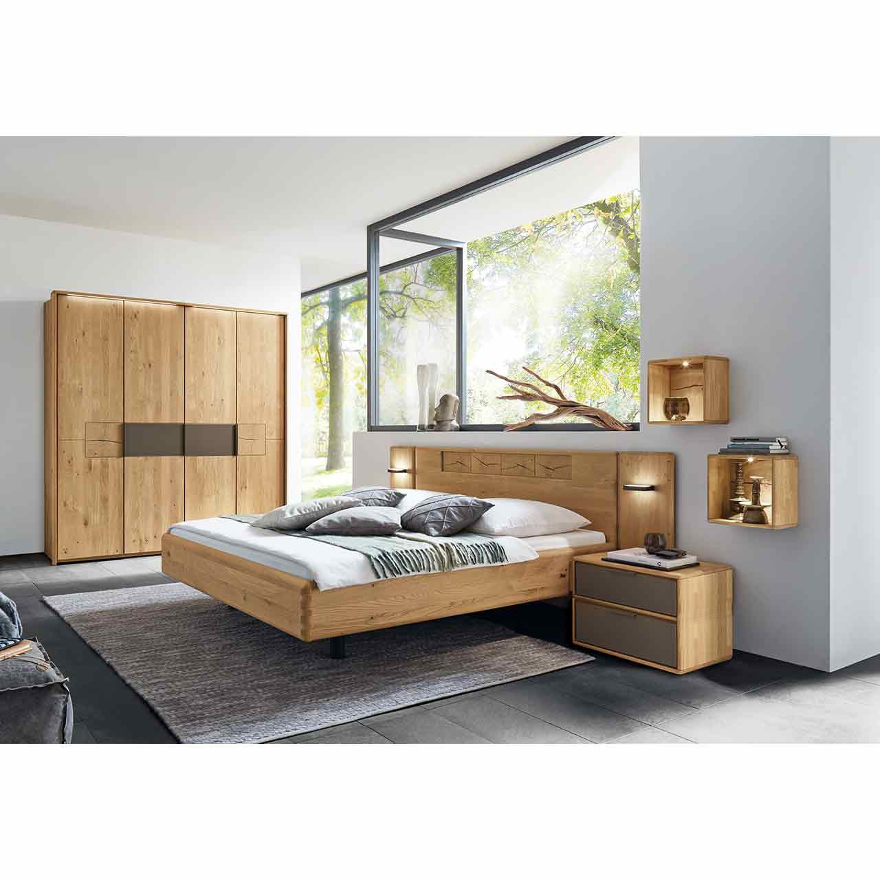 WSM1600_Kombi_1003 Schlafzimmer Kombination 1003 in Wildeiche mit Hirnholz und Lack Mocca Akzenten, Doppelbett, Konsolen mit zwei Schubladen und 4-türigen Drehtürenschrank.