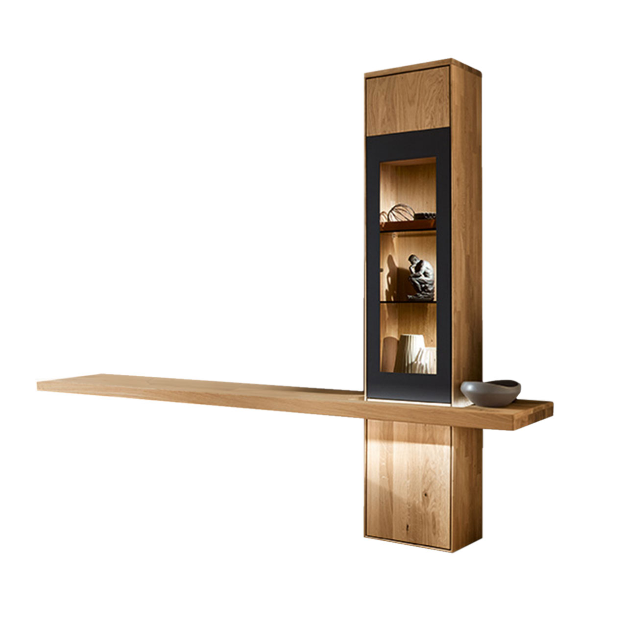 TV-Hängeelement Type 11523 als Vitrine und einem mittig angebrachten Board für den Fernseher.