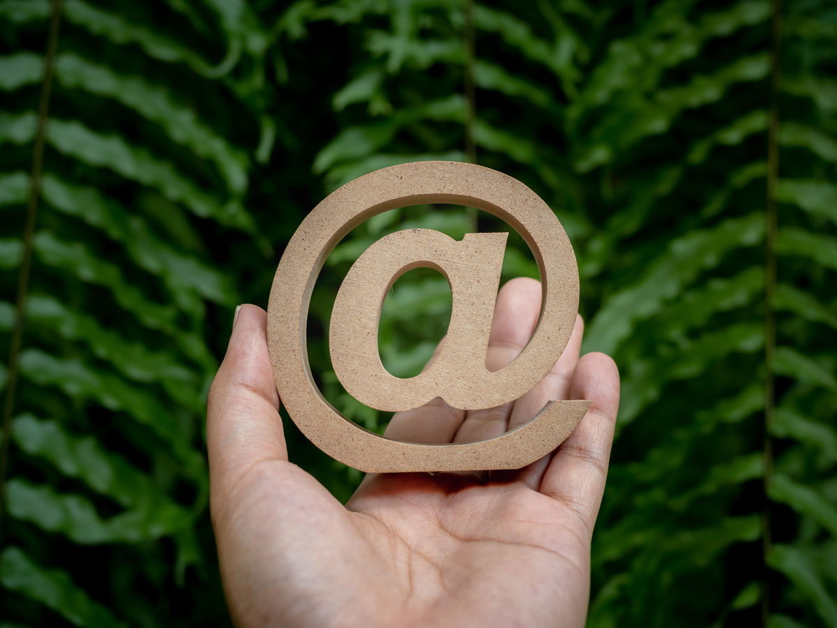 Newsletter Banner Banner Newsletter: Hier können Sie sich für den Newsletter des Möbel Wöstmann Online Shops anmelden - direkt abonnieren und keine Rabatte und Neuigkeiten mehr verpassen. Bild zeigt eine Hand mit @- Zeichen aus Holz