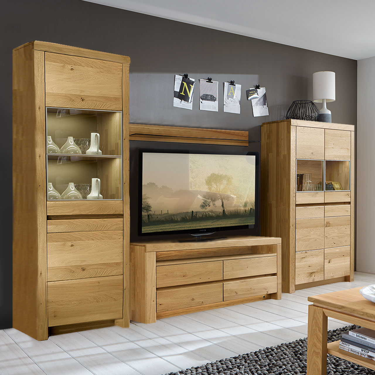 Soleo3000-Wohnkombi-Type-3005-WILDEICHE-Ambiente SOLEO 3000 - Wohnwand 3005 in Wildeiche, bestehend aus einem Lowboard, Highboard mit zwei Vitrinenfächern und eine hohem Schrank ebenfalls mit zwei Vitrinenfächer im oberen Teil des Schrankes. Als Ambiente Bild