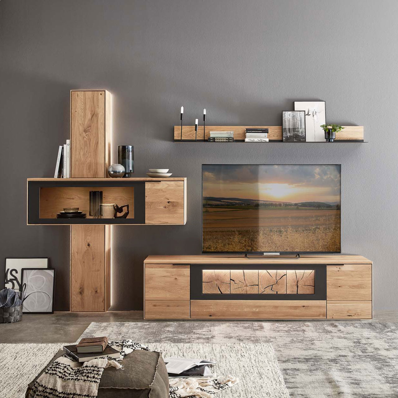 Wohnzimmer Type 0111G, aus 1 Hängeelement als Zweiteiler ein oberes und ein unteres Element mit Holztüren, kombiniert mit einer querliegende Hängevitrine und einem Lowboard mit Hirnholz Akzent.