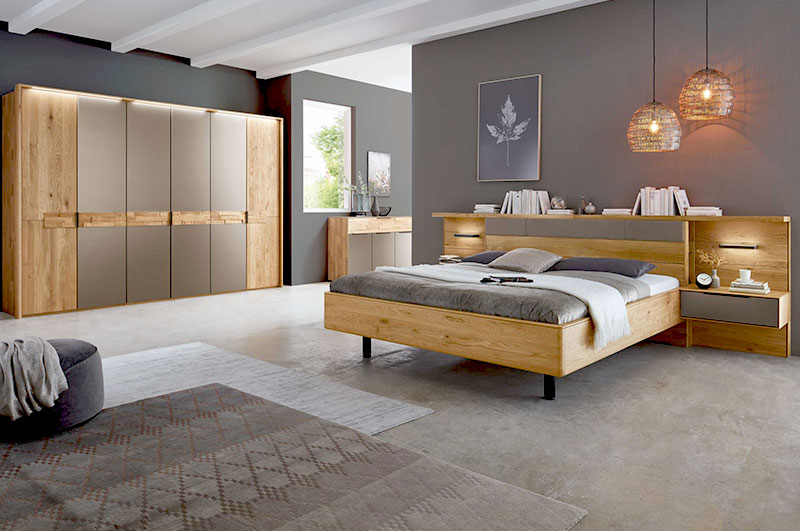 Schlafzimmer WSM 2800  Hier werden Sie zum Schlafzimmer WSM 2800 weitergeleitet: Wildeiche Schlafzimmer, Doppelbett, zwei Konsolen und 6-türigen Kleiderschrank mit Parabolspiegel Bronze und natürlichen Spaltholz Akzenten.