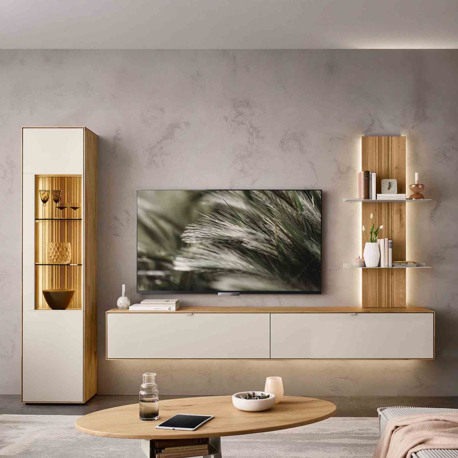 WM 2610 Wohnwand 0004 bestehend aus einem Hängelowboard, Vitrinenzeilenschrank und eine Paneelregal