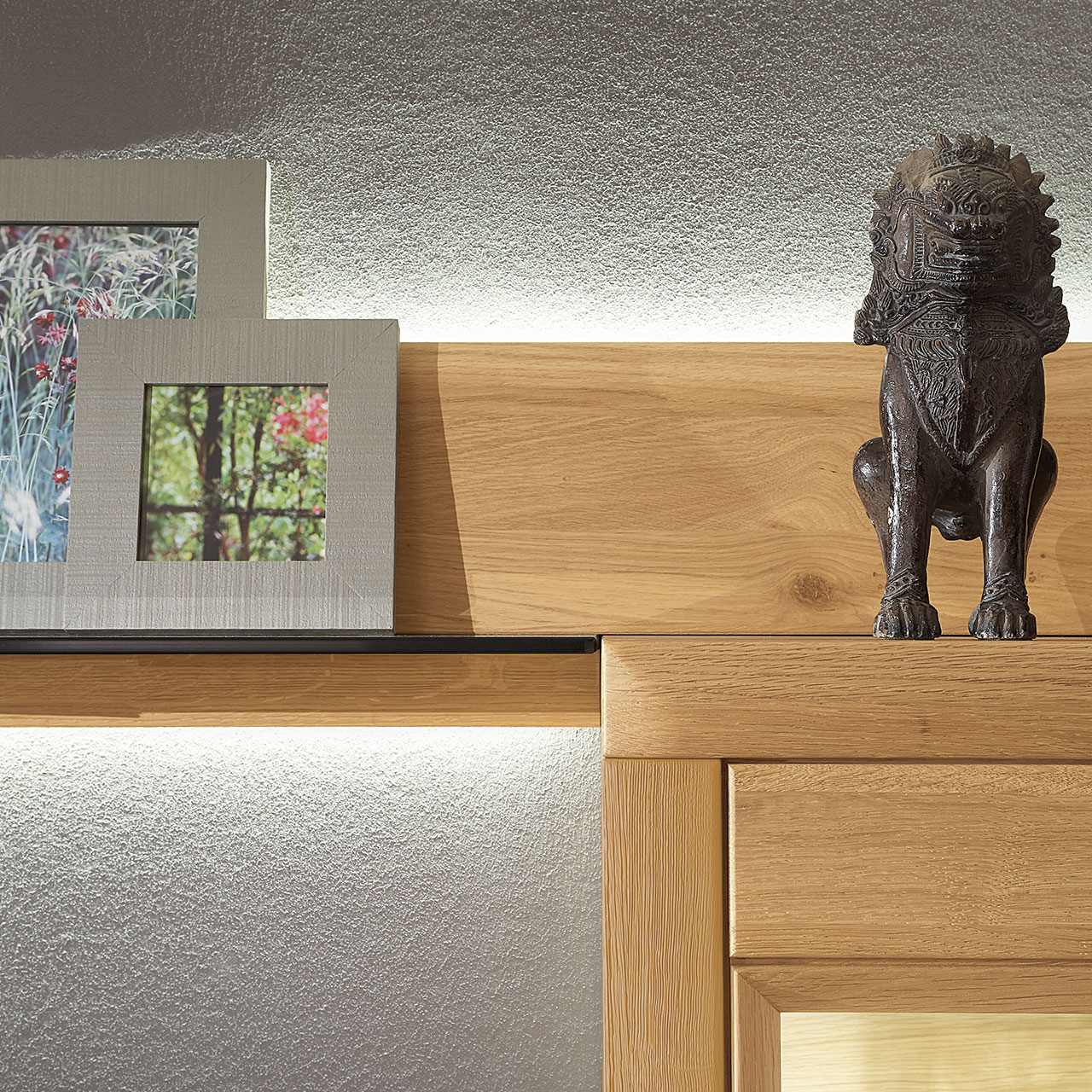 Aurum-L-Bord-Highboard-1 Wandboard Frontalaufnahme Detailbereich.