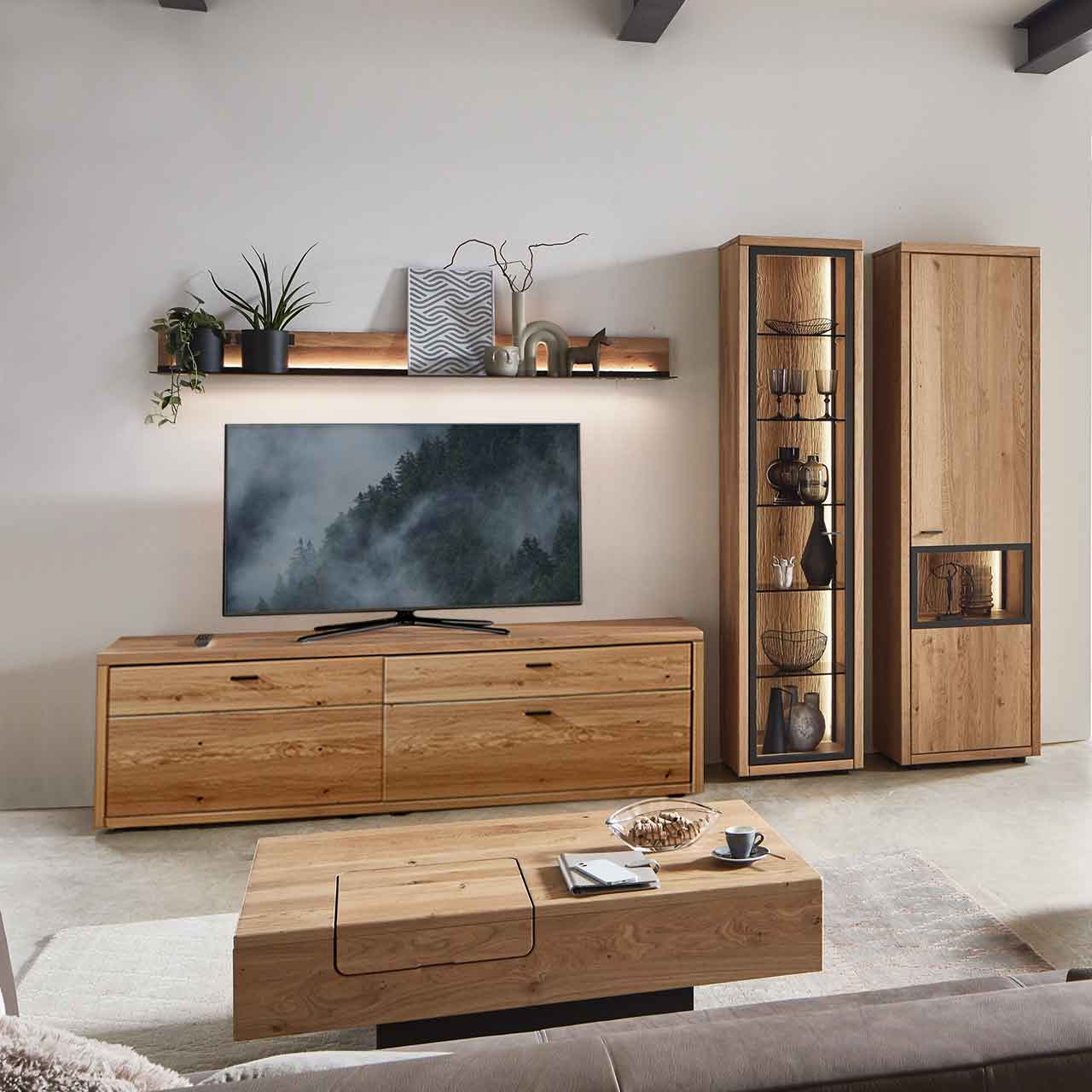 WM 2250 - Wohnwand 0003 WM 2250 - Wohnwand 0003, bestehend aus einem Lowboard, 1 Vitrine und Zeilenschrank mit Glaseinsatz, optional passen dazu ein Wandboard und ein Wildeiche Couchtisch.