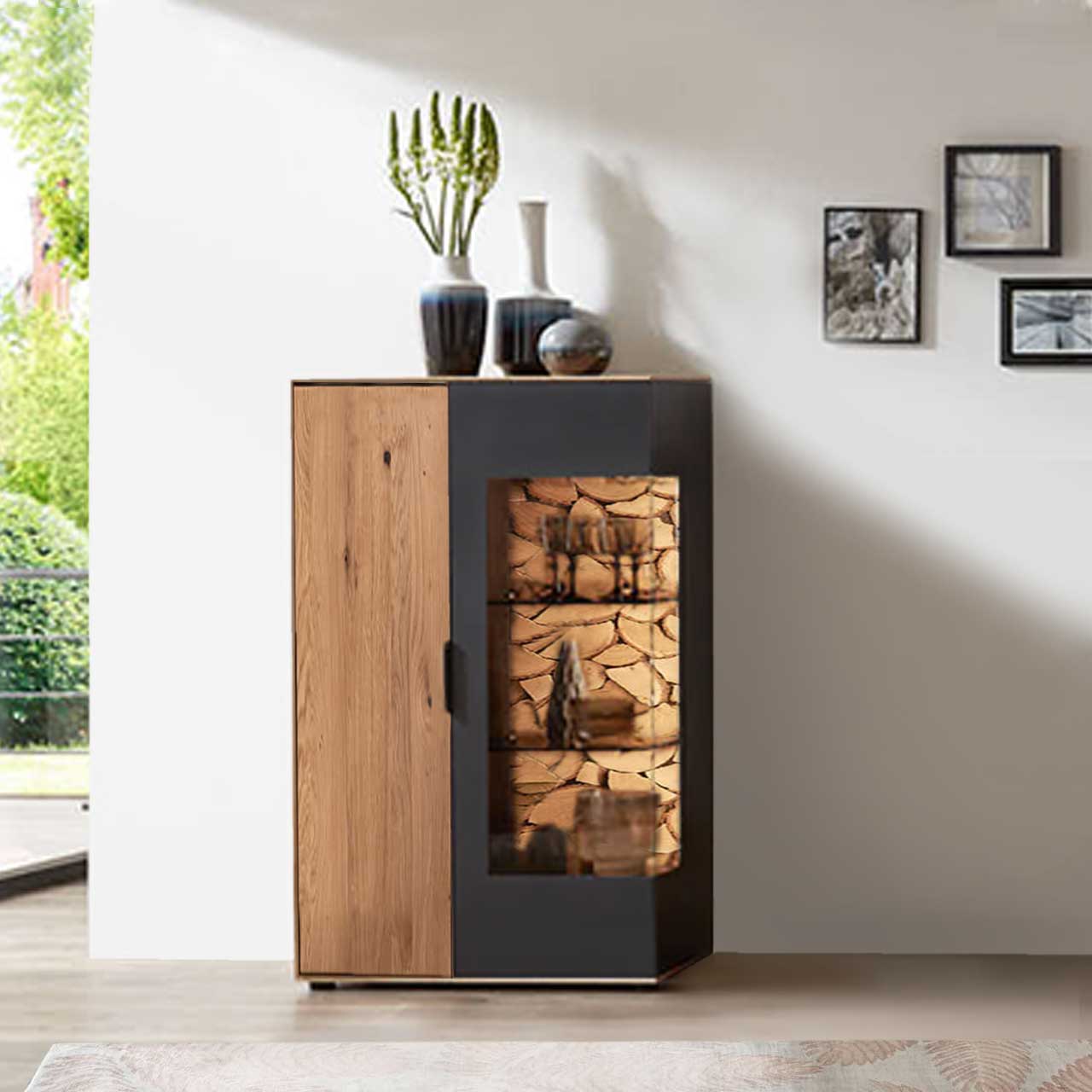 WM-2140-Highboard-4543 WM 2140 - Highboard 4543, mit Vitrinenbereich schwarz lackiert, Vitrinen Ausschnitt mit Spaltholz Akzent in der Rückwand. links daneben in Wildeiche ein Stauelement mit Holz Tür.