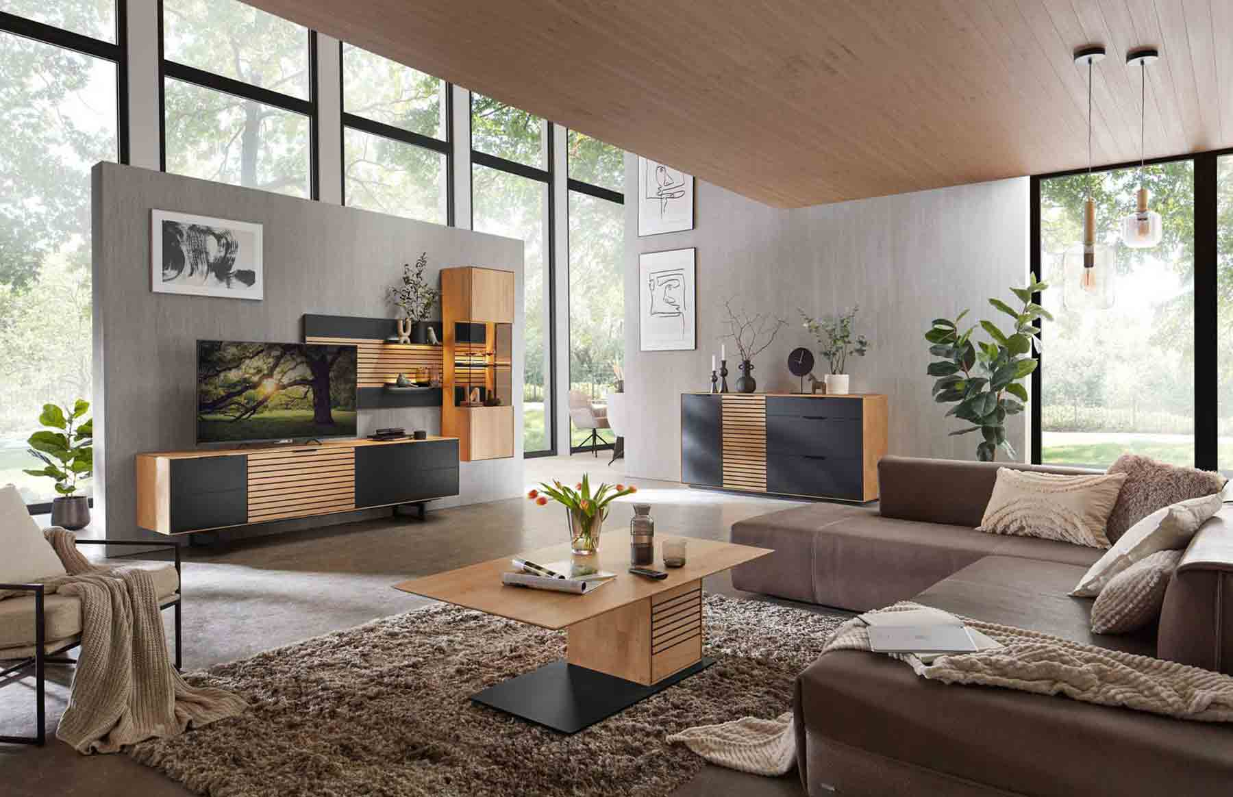 Wohnzimmer WM 2320 Hier werden Sie direkt zur WM 2320 Kategorie weitergeleitet. Kachel zeigt modernes Wohnzimmer, in Erle oder Wildeiche, mit Mattglas Oberfläche  und Lamellen Akzenten.