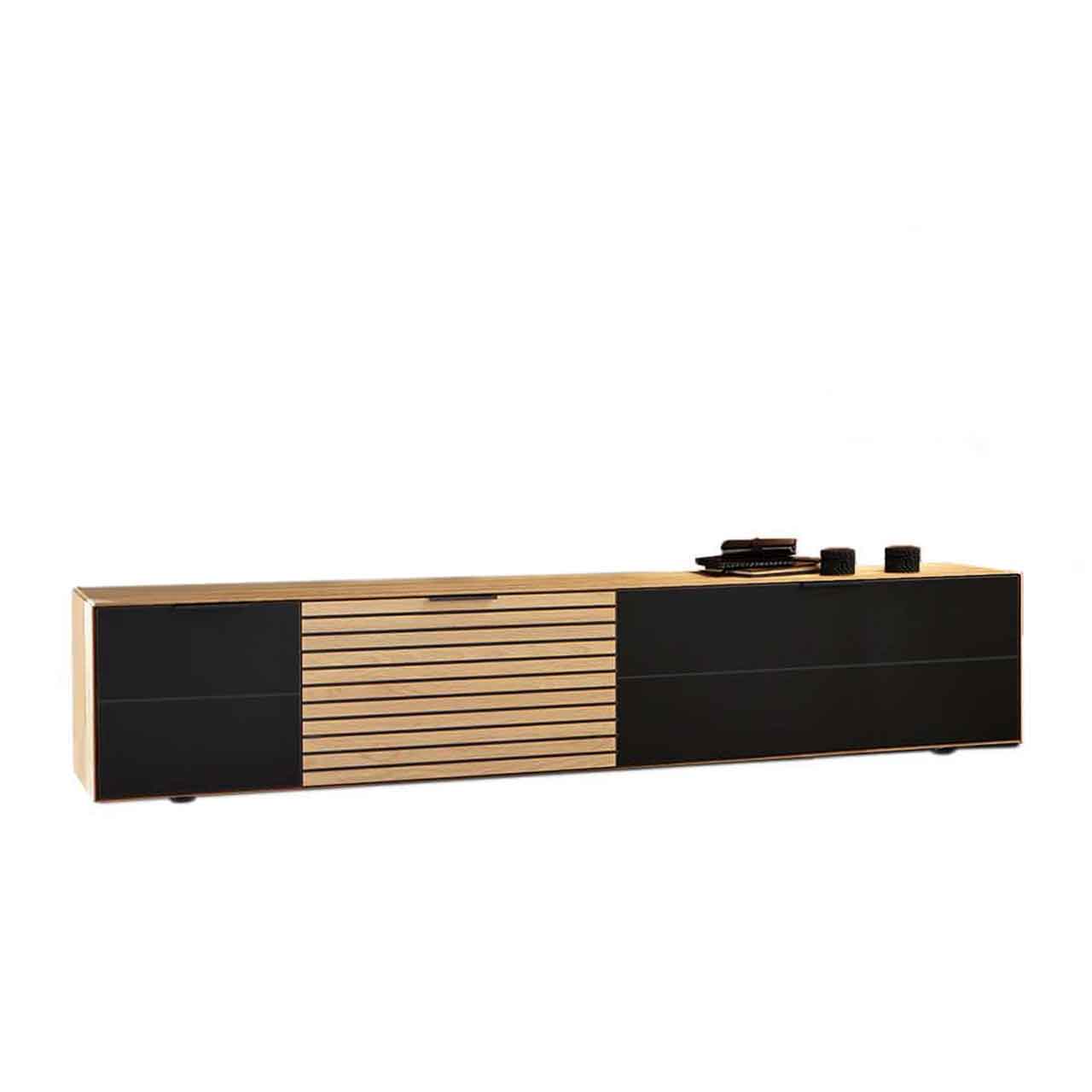 WM2320-Lowboard-1453-Wildeiche-Mattglas-Gleiter WM 2320 - Lowboard 1453 mit Lamellen, schwarzen Mattglas Akzent-Fronten und Gleiter in Wildeiche.