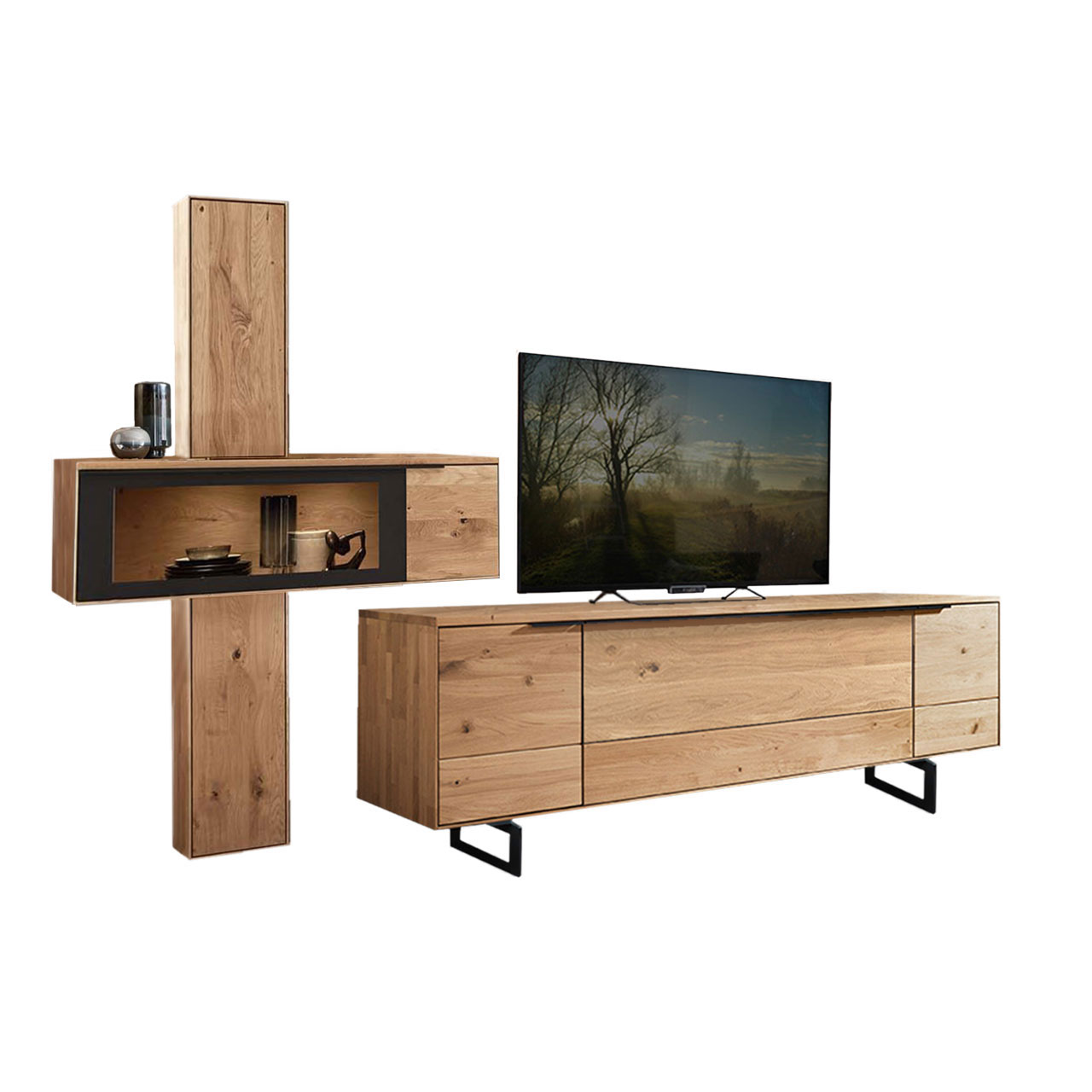 Wohnzimmer Type 0112F, aus einem Hängeelement als Zweiteiler ein oberes und ein unteres Element mit Holztüren, kombiniert mit einer querliegende Hängevitrine und einem Lowboard in Wildeiche und Hirnholz Akzent mit Kufen.