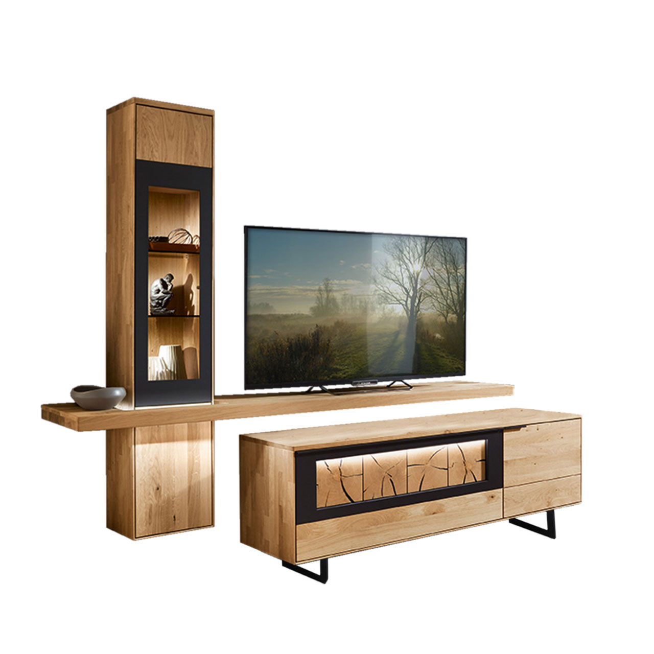 Wohnzimmer Type 0104F bestehend aus einem TV-Hängeelement als Vitrine in Wildeiche und einem mittig angebrachten Board für den Fernseher, kombiniert mit einem Lowboard in Wildeiche und Hirnholz Akzent mit Kufen.