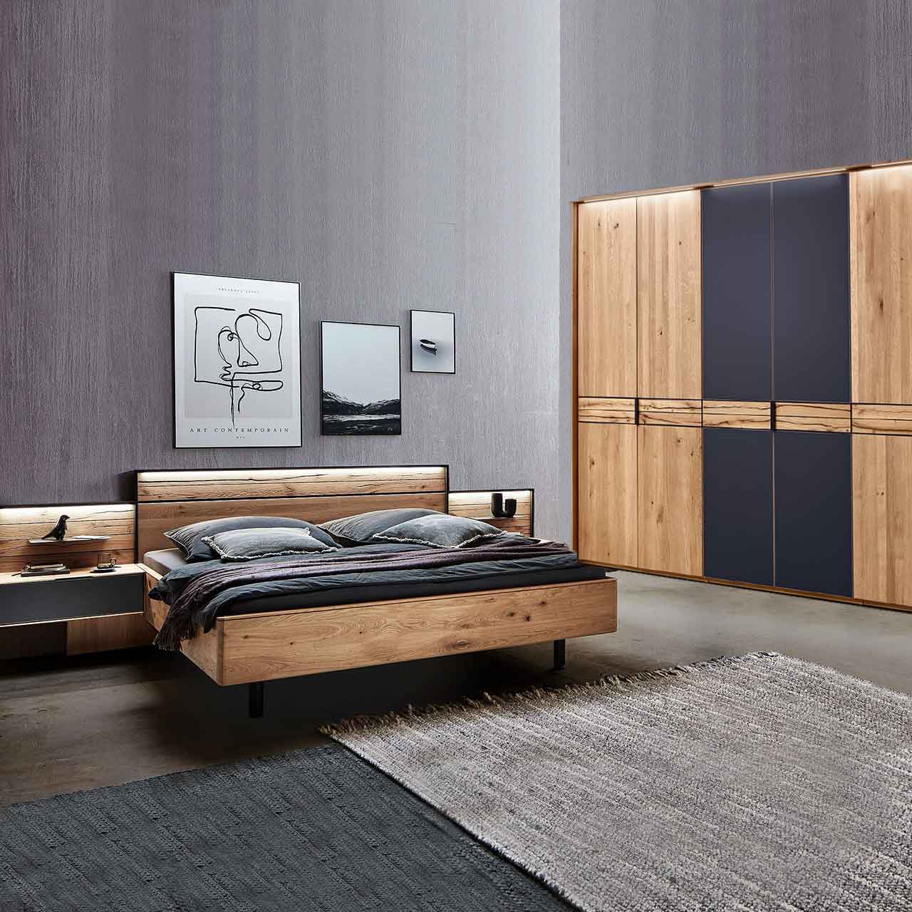WSM 4300 Schlafzimmer durchgehende Balkeneiche Banderole. WSM 4300 Wildeiche Schlafzimmer, Doppelbett, zwei Konsolen und Paneelaufsatz, Kombiniert mit einem 6 türigen Drehtürenschrank mit durchgehender Balkeneiche Banderole.