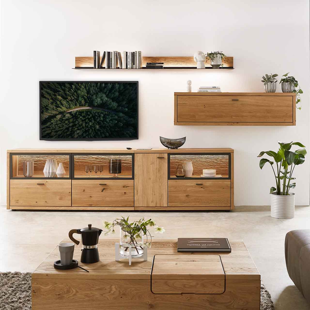 WM 2250 - Wohnwand 0004 WM 2250 - Wohnwand 0004, bestehend aus einem Lowboard mit drei Virinenausschnitte darunter je einen Auszug, seitlich eine Holztür und ein Hängeelement, optional passen dazu ein Wandboard.