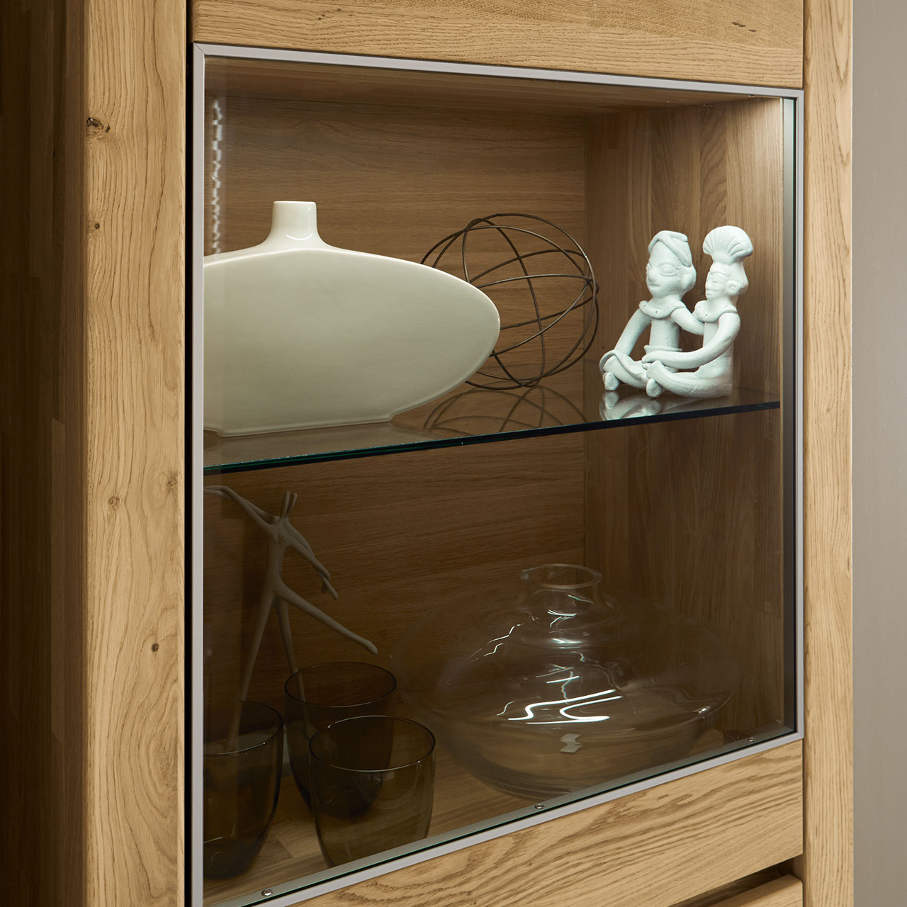 SOLEO3000_Vitrine SOLEO 3000 Vitrienefach mit Glasboden und Aluinium Aussenkante mit Wildeiche.