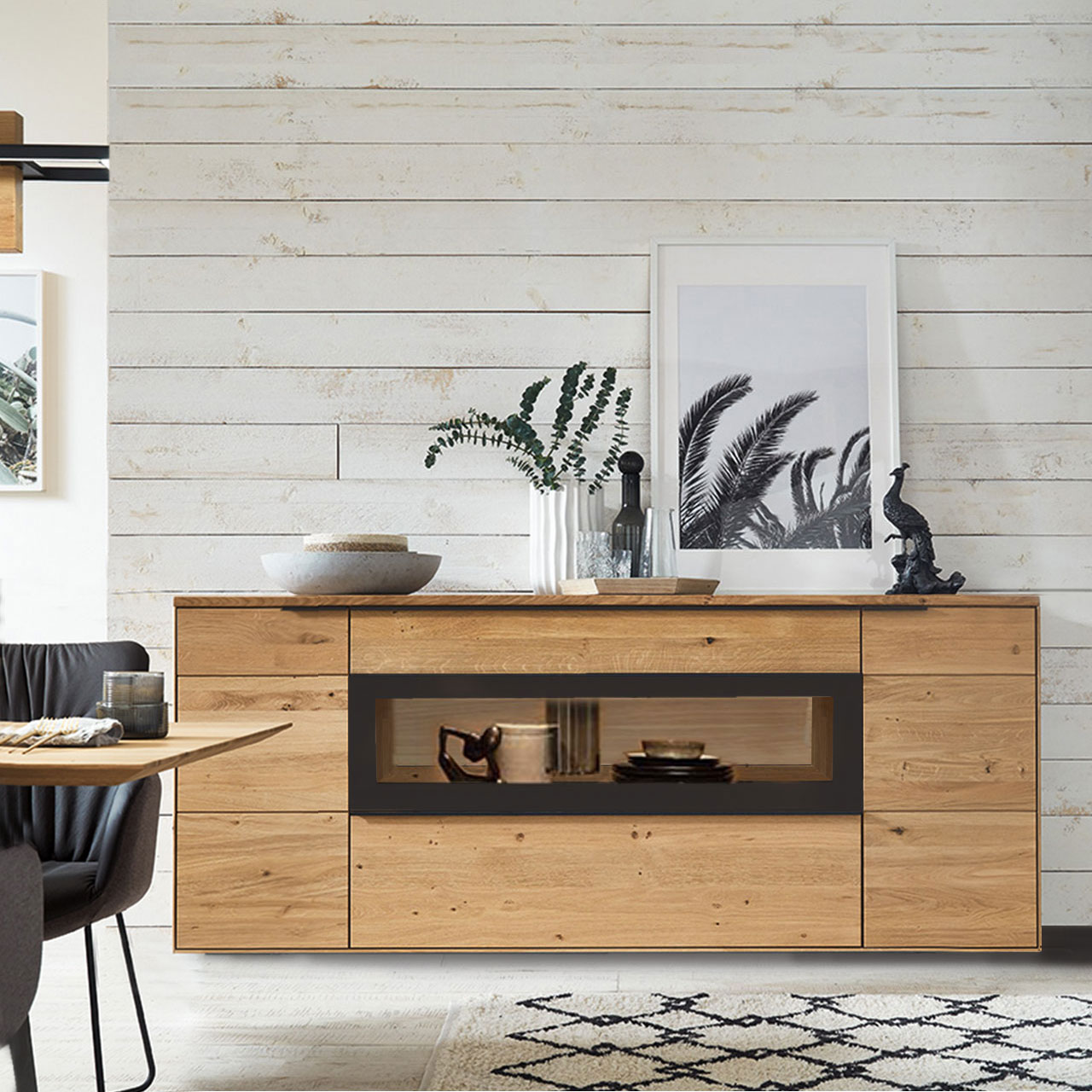 WM 1910 Sideboard Type 2010 G WM 1910 Sideboard Type 2010 aus Wildeiche mit großer Vitrine.