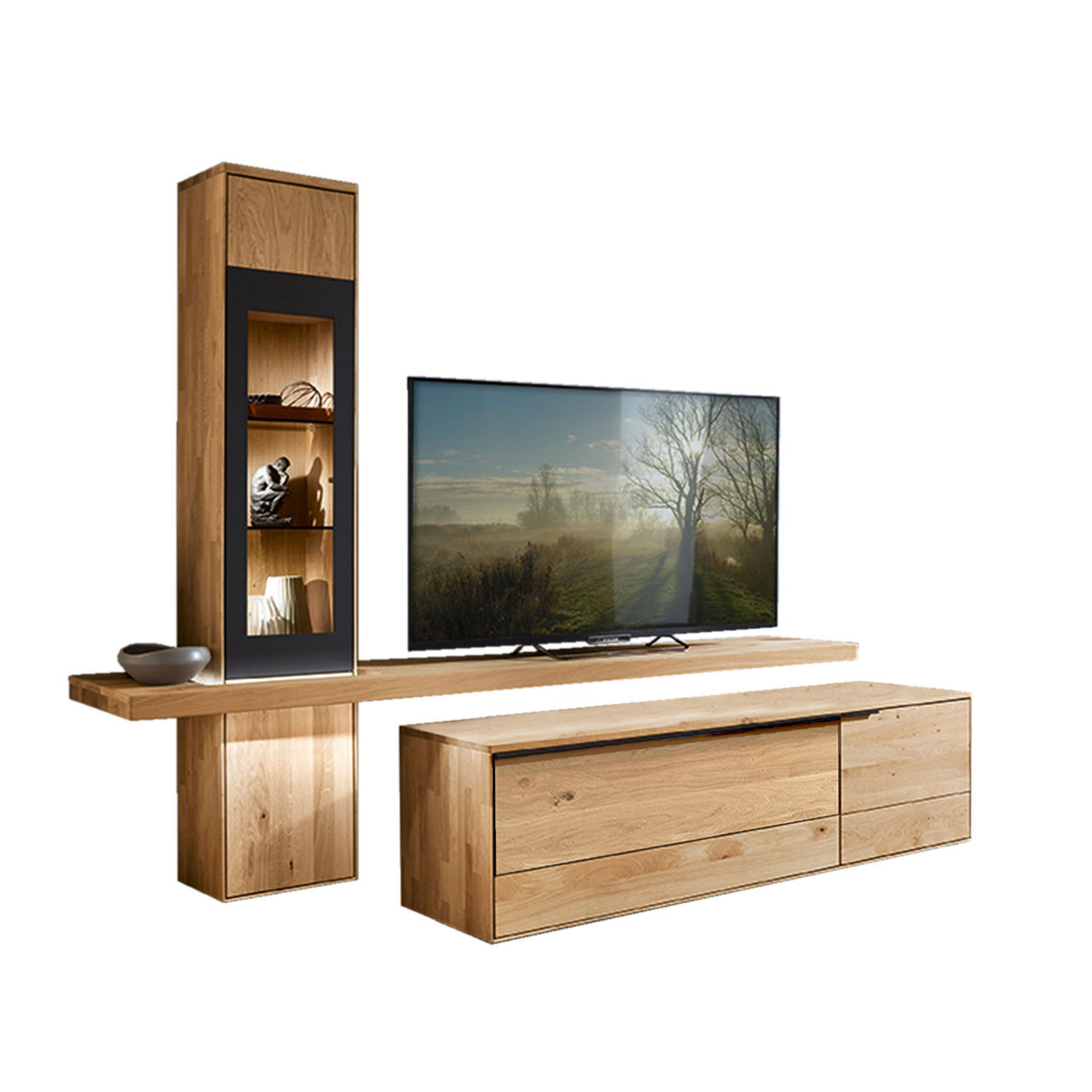 Wohnzimmer Type 0103G bestehend aus einem TV-Hängeelement als Vitrine in Wildeiche und einem mittig angebrachten Board für den Fernseher, kombiniert mit einem Lowboard in Wildeiche.