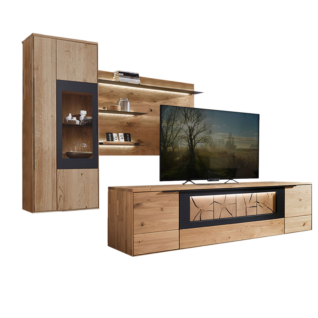 Wohnzimmer Type 0106G, bestehend aus einer Hängevitrine in Wildeiche mit einem carbonfarbigen Metallrahmen, kombiniert mit einem Wandboard und einem Lowboard, in Wildeiche und Hirnholz Akzent.