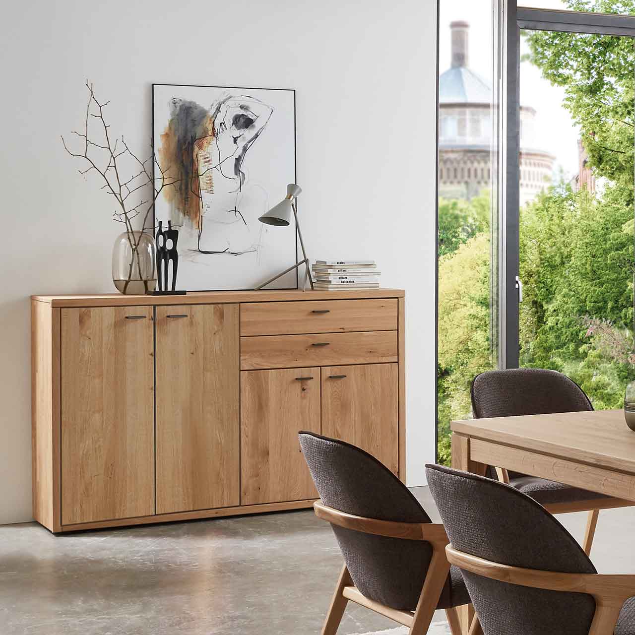 WM 2250 - Highboard 3643 WM 2250 - Highboard 3643 in Wildeiche, mit doppelter Holztür und zwei Schubkästen und zwei Holztüren unter den Schubkästen.