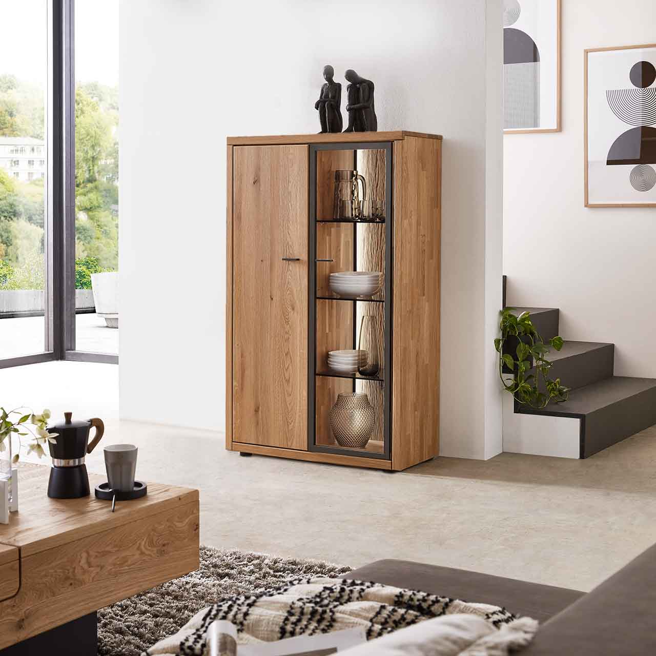 WM 2250 - Highboard 3843 WM 2250 - Highboard 3843 in Wildeiche, mit einer Holztür und einer Vitrinentür.