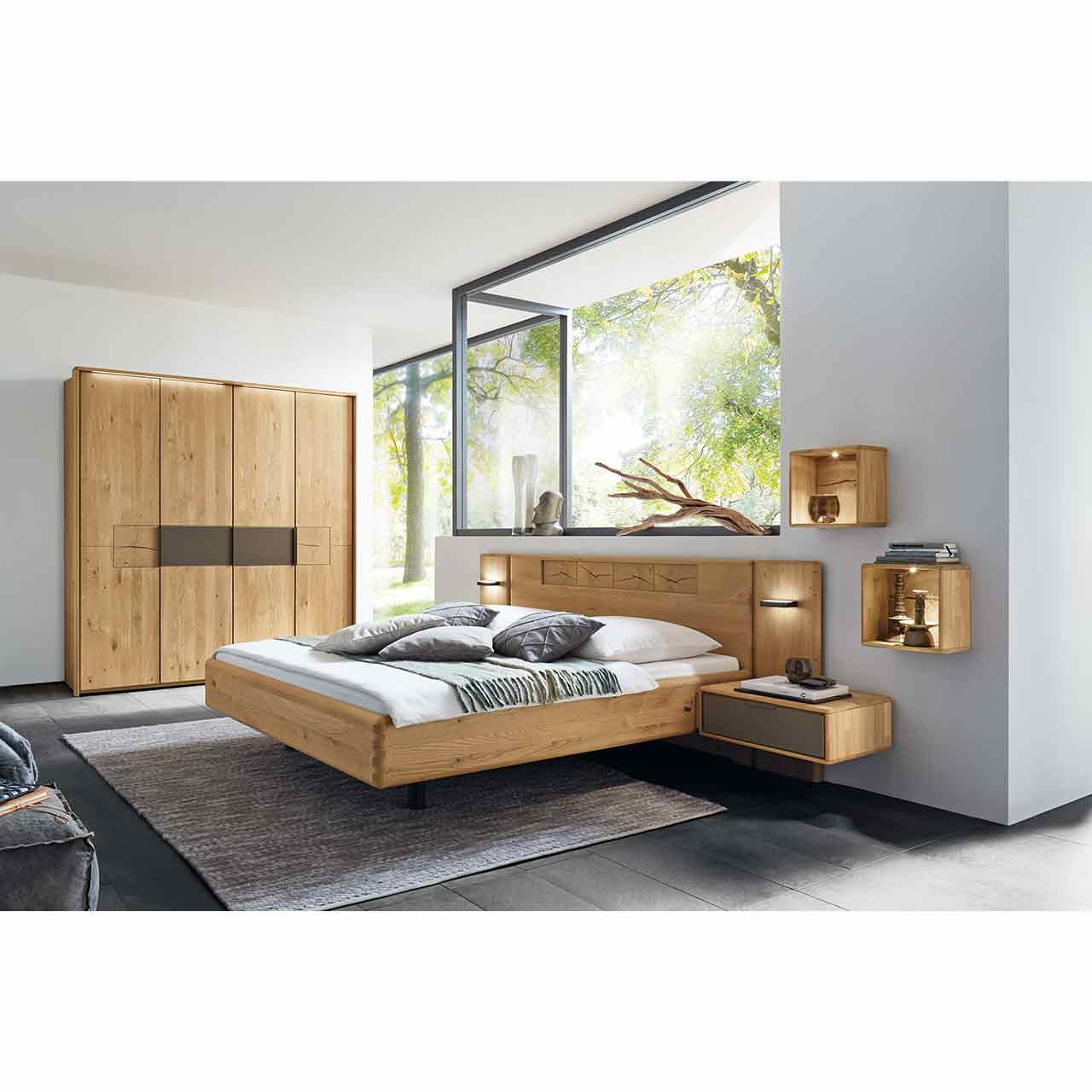 WSM1600_Kombi_1034 Schlafzimmer Kombination 1034 in Wildeiche mit Hirnholz und Lack Mocca Akzenten, Doppelbett, Konsolen mit je einem Schubkasten und 4-türigen Drehtürenschrank.