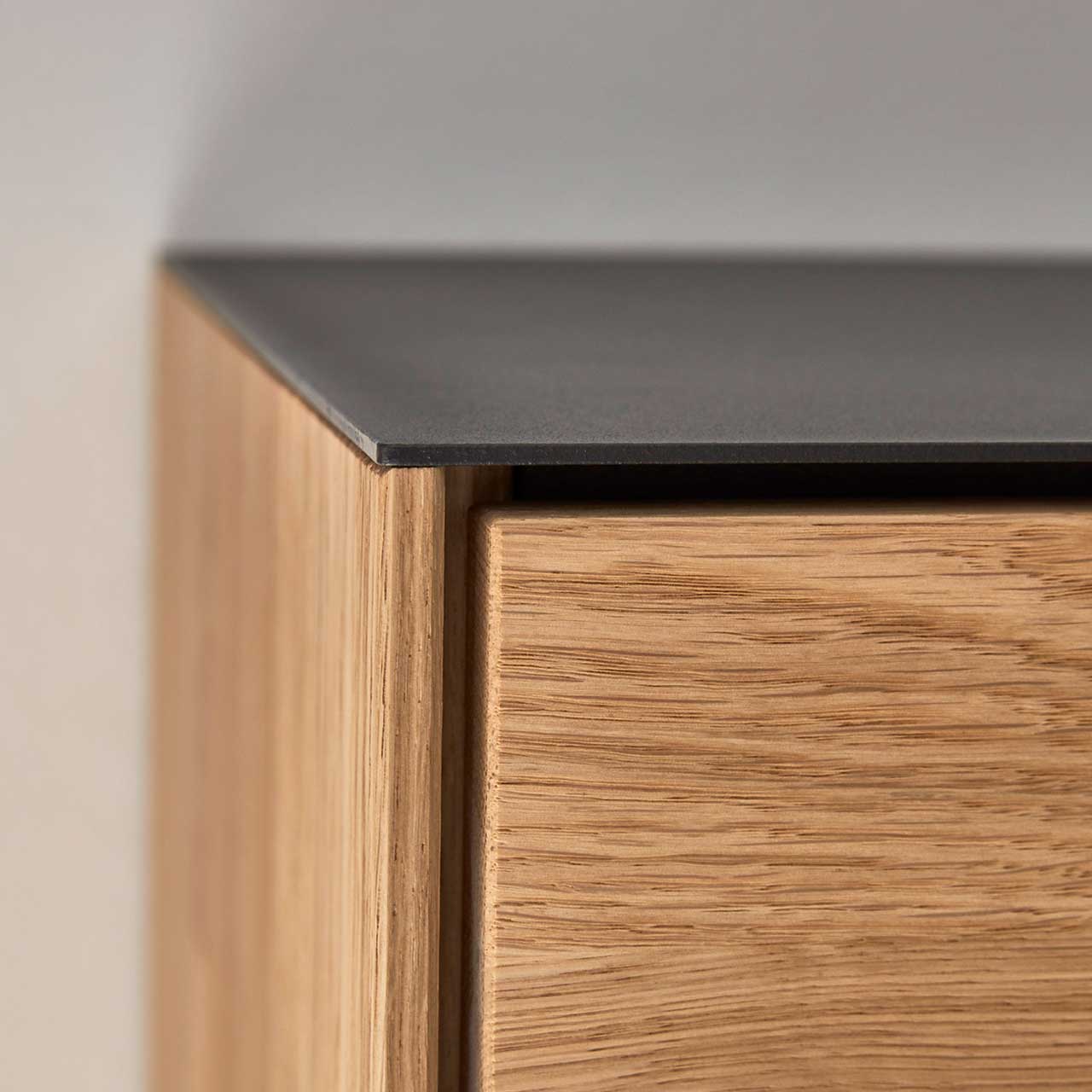 WM-2140-detail-11 WM 2140 - Wildeiche Kommode, Detailaufnahme der Ecke, mit schwarzer Abdeckung.