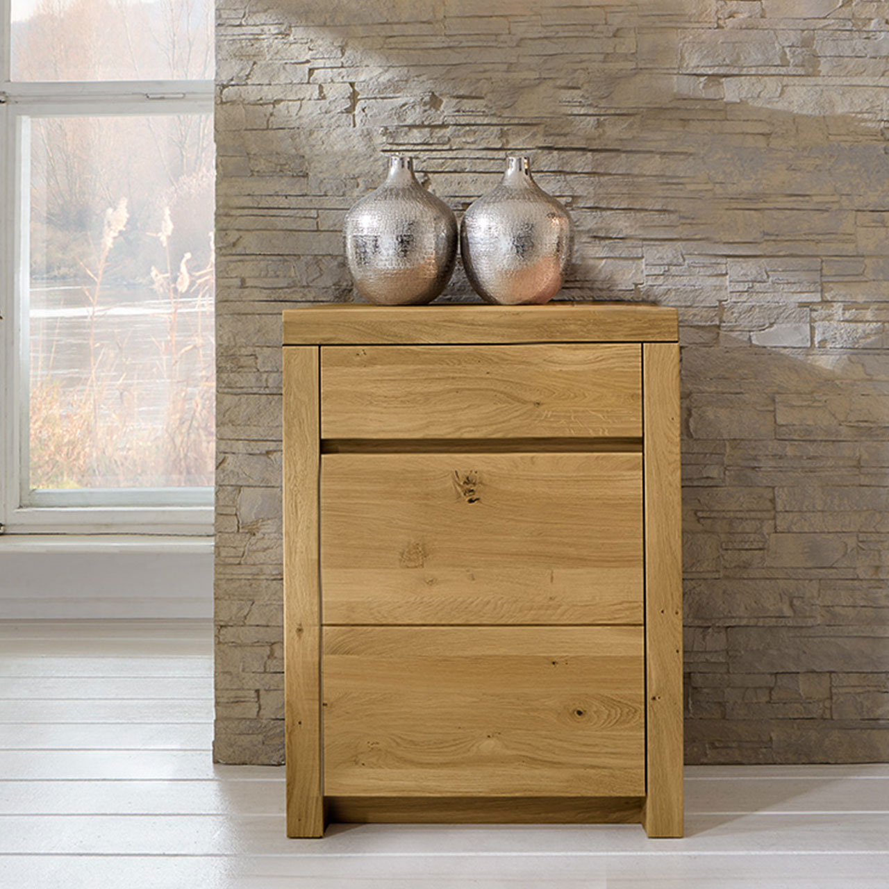 Sideboard in massiver Wildeiche Type 2736 mit ein Schubkasten und einer Tür Linksanschlag Type 2764 Rechtsanschlag, hinter Tür ist 1 Holzboden inklusive, als Ambiente Bild.