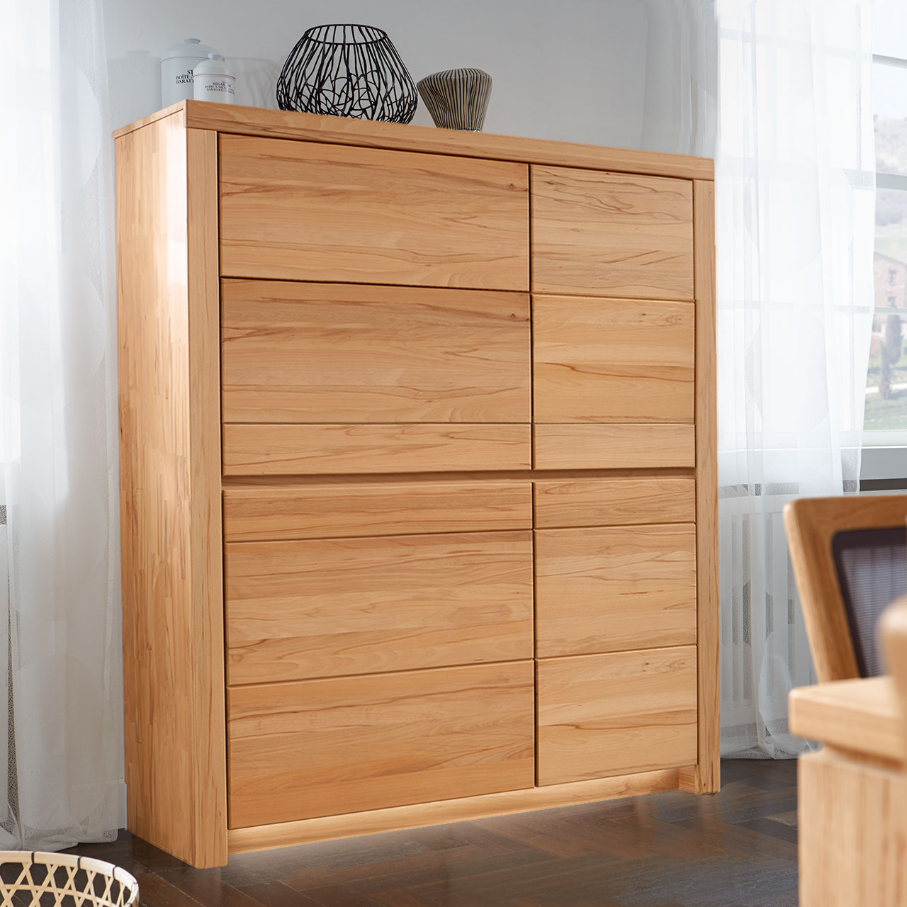 Soleo-3000-Zeilenschrank-4153-ambiente-Kernbuche SOLEO 3000 Zeilenschrank Type 4153 in massiver Kernbuche, mit zwei breiten Holztüren und zwei schalen Türen. Hinter den Türen sind 6 Einlegeböden inklusive, als Ambiente Bild.