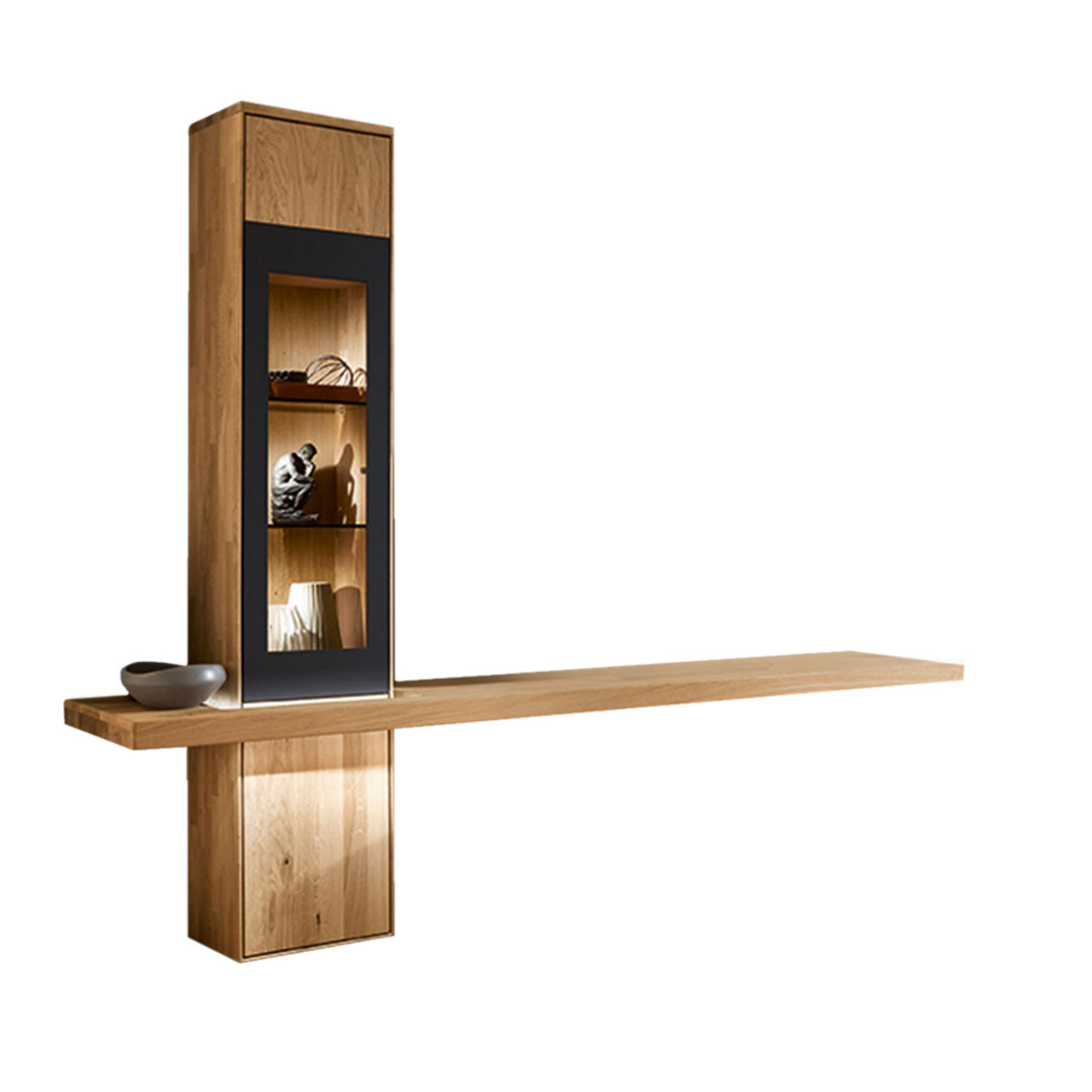 TV-Hängeelement Type 11524 als Vitrine und einem mittig angebrachten Board für den Fernseher.