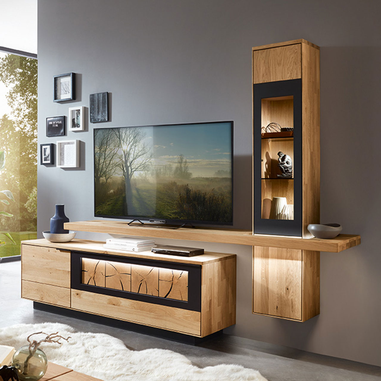 WM1910-Hängelement-Type-11523-Ambiente TV-Hängeelement als Vitrine in Wildeiche und einem mittig angebrachten Board für den Fernseher, kombiniert mit einem Lowboard.