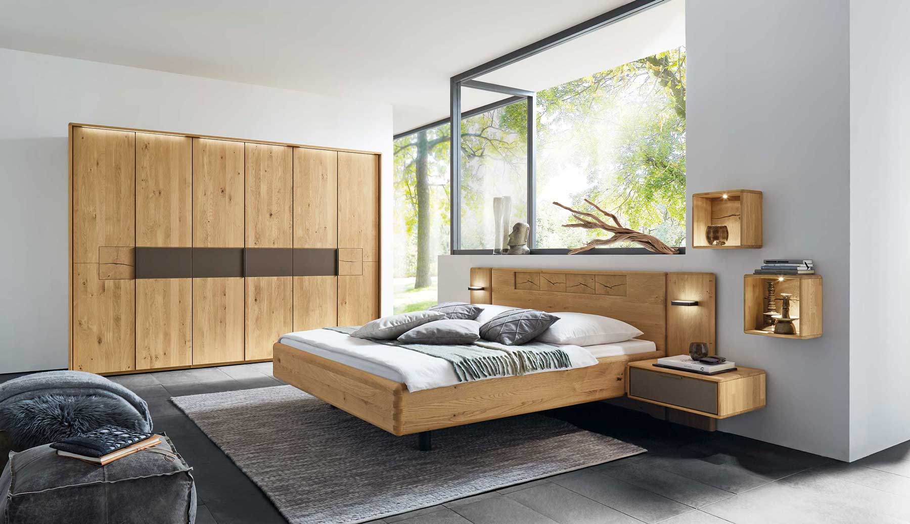 WSM 1600 Schlafzimmer Wildeiche Schlafzimmer, Doppelbett, zwei Konsolen und Paneelaufsatz, Kombiniert mit einem 6 türigen Drehtürenschrank mit Mattglas Banderole und Hirnholz Akzenten.